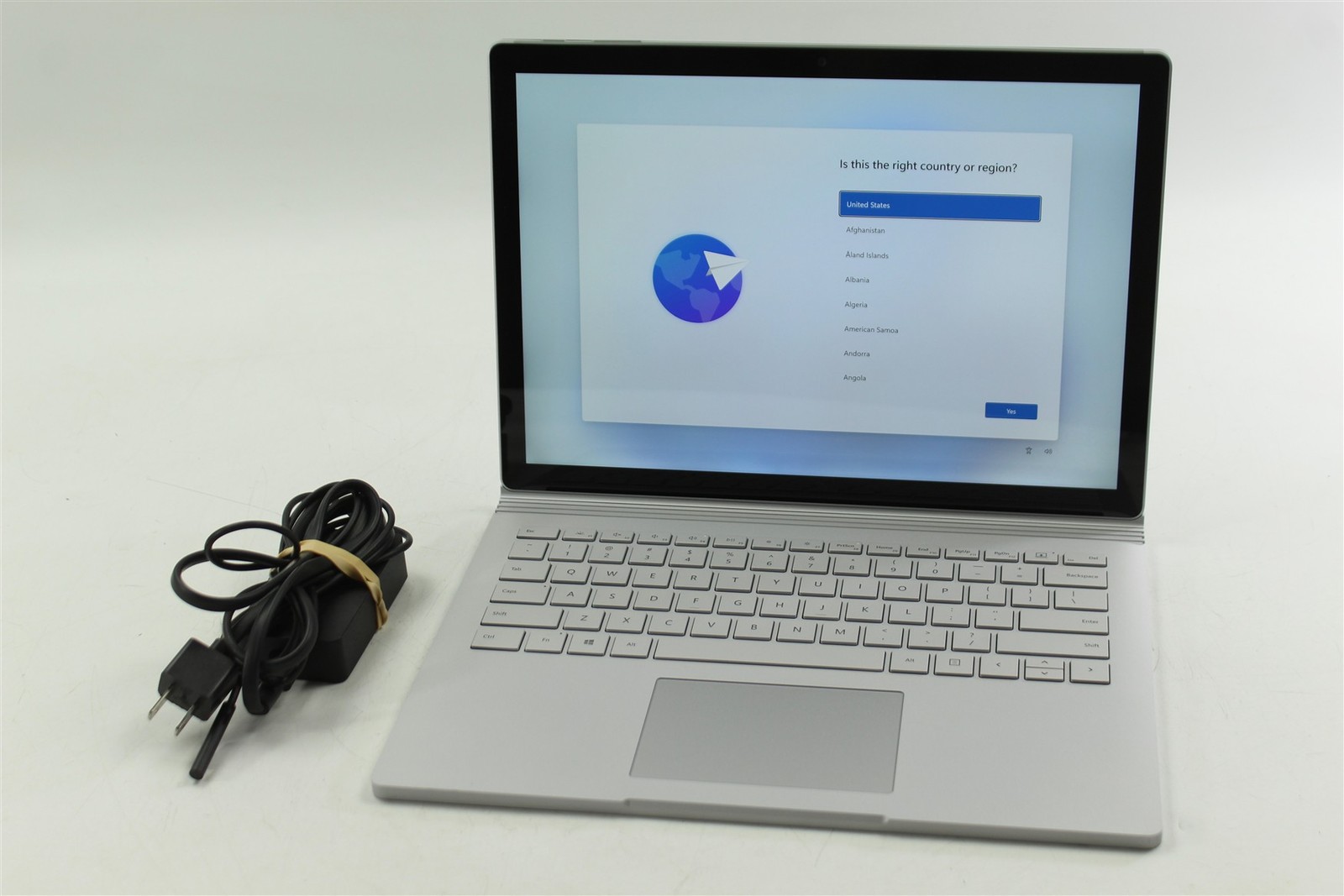 Microsoft Surface Book 3 1900 13.5″ i7-1065G7 256GB SSD 16GB RAM W11H GTX 1650
