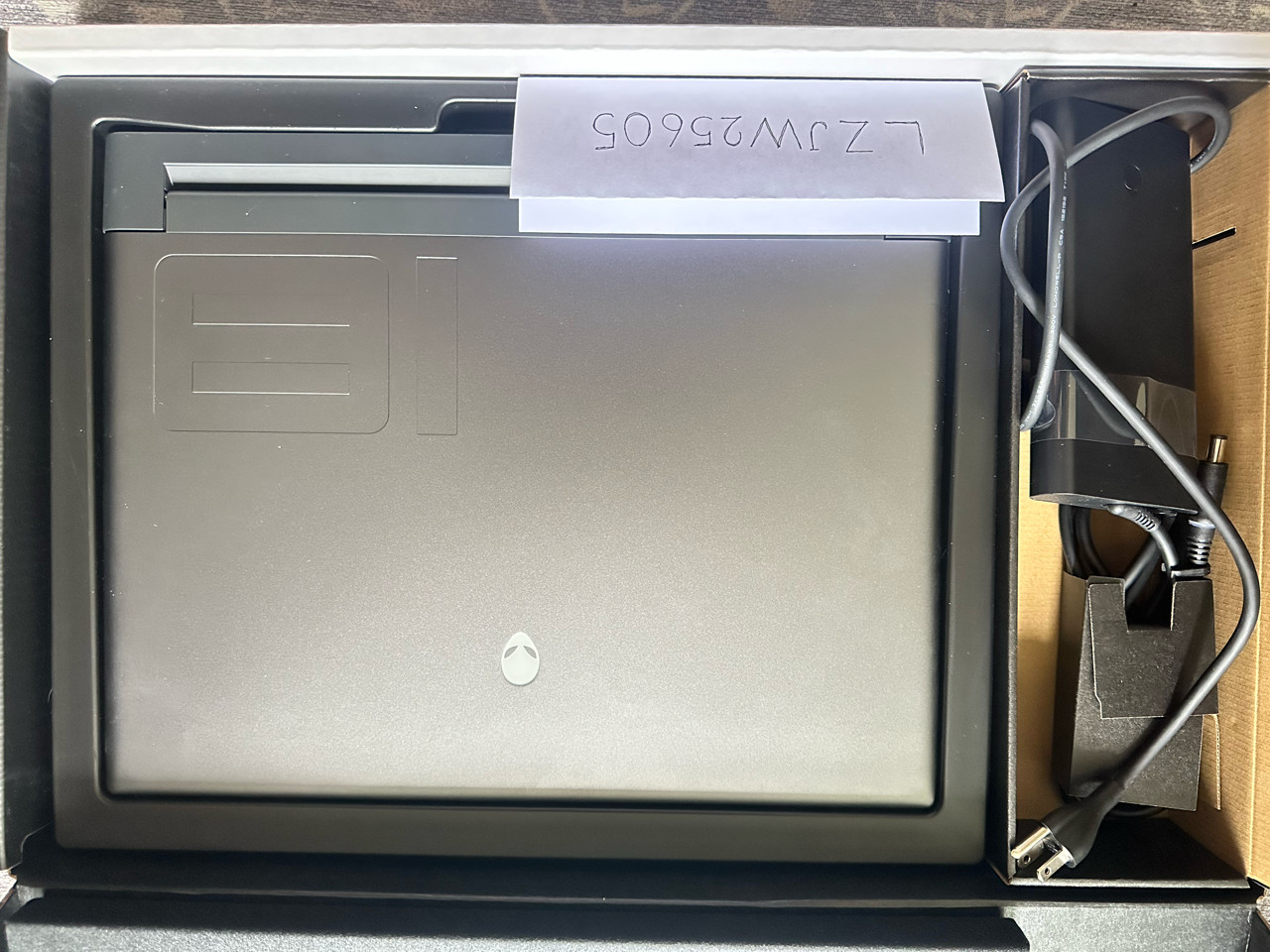 Alienware m18 R2 – i9-14900HX / RTX 4090 / 64GB / 2TB / QHD+ 165Hz – Great look