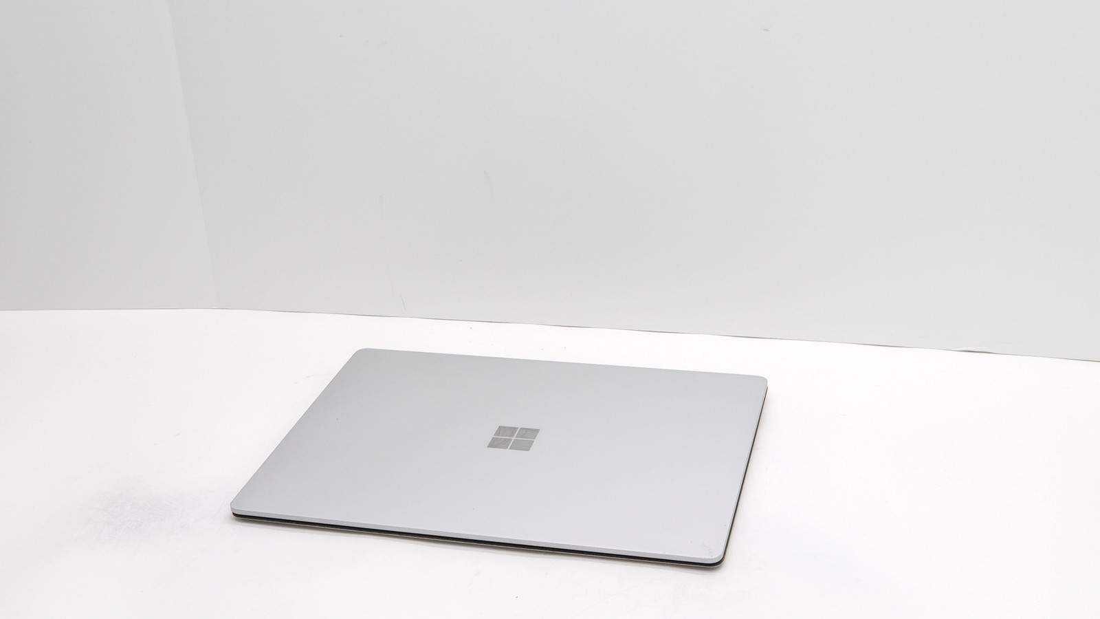 Microsoft Surface Laptop 14″ i7-7660u 16GB 512GB – Fair READ DESC