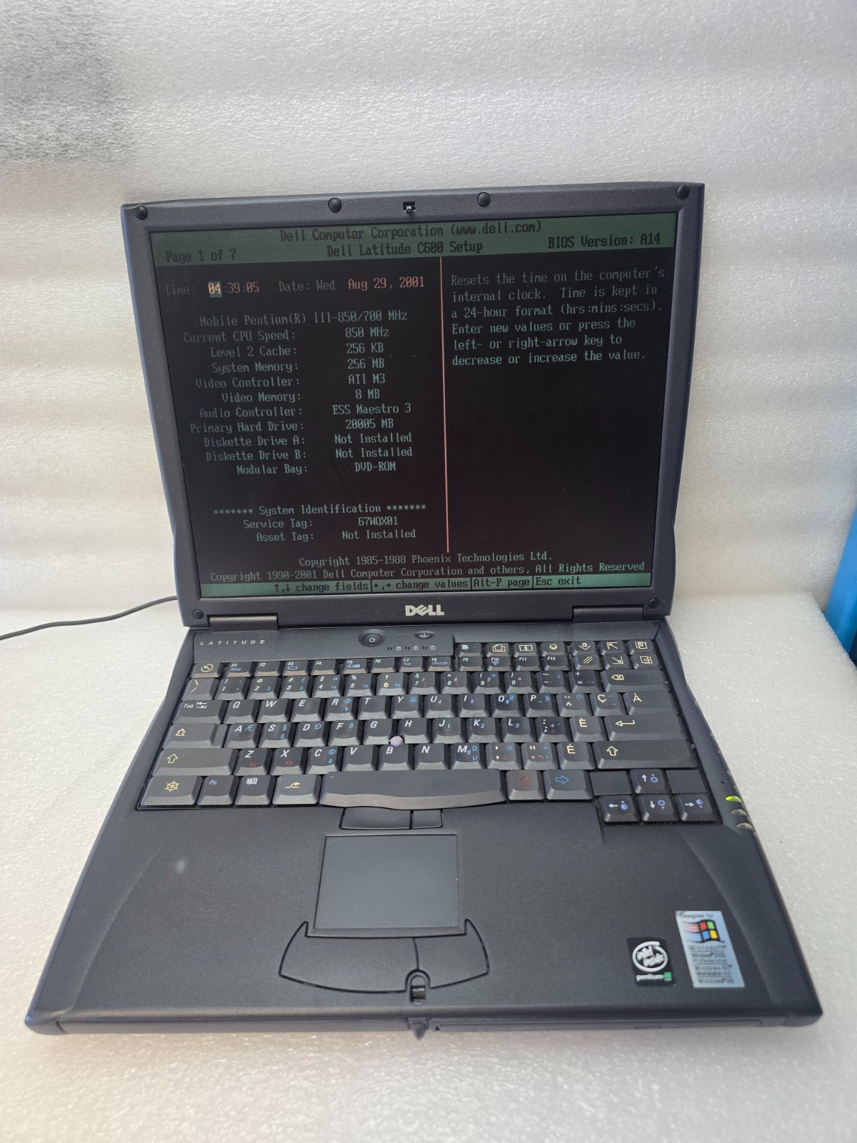 Dell Latitude C600 Laptop Windows 2000 Powers On PIII w/ Charger Parallel/S Port