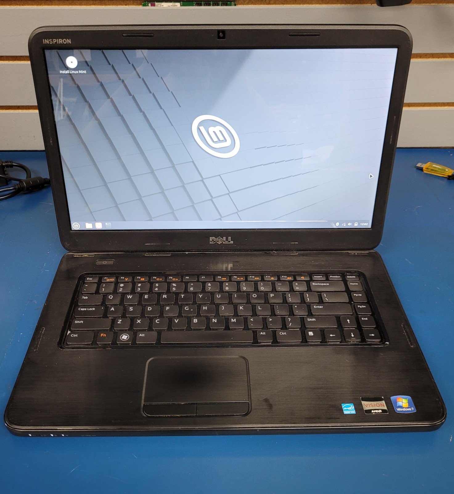 Dell Inspiron M5040 AMD C-60 / 8GB RAM 500 GB HDD LINUX MINT O/S