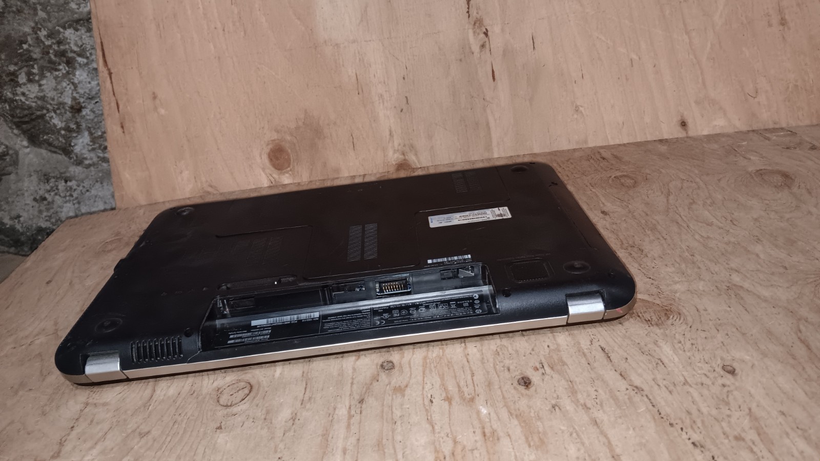 HP Pavilion DV7-6B55DX Laptop Intel core i5-2430M @2.40 GHz 17.3″ LCD Screen P/R
