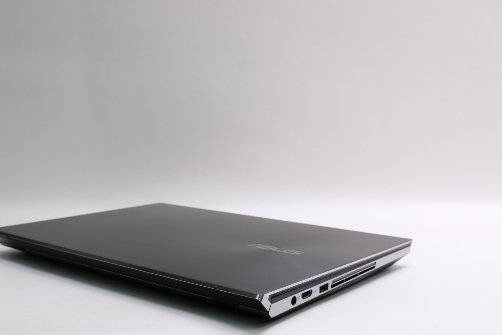 Read! 15″ Asus Zenbook Pro Duo Ux581gv, i7-9750H, 16GB, 1TB SSD, RTX 2060, Touch