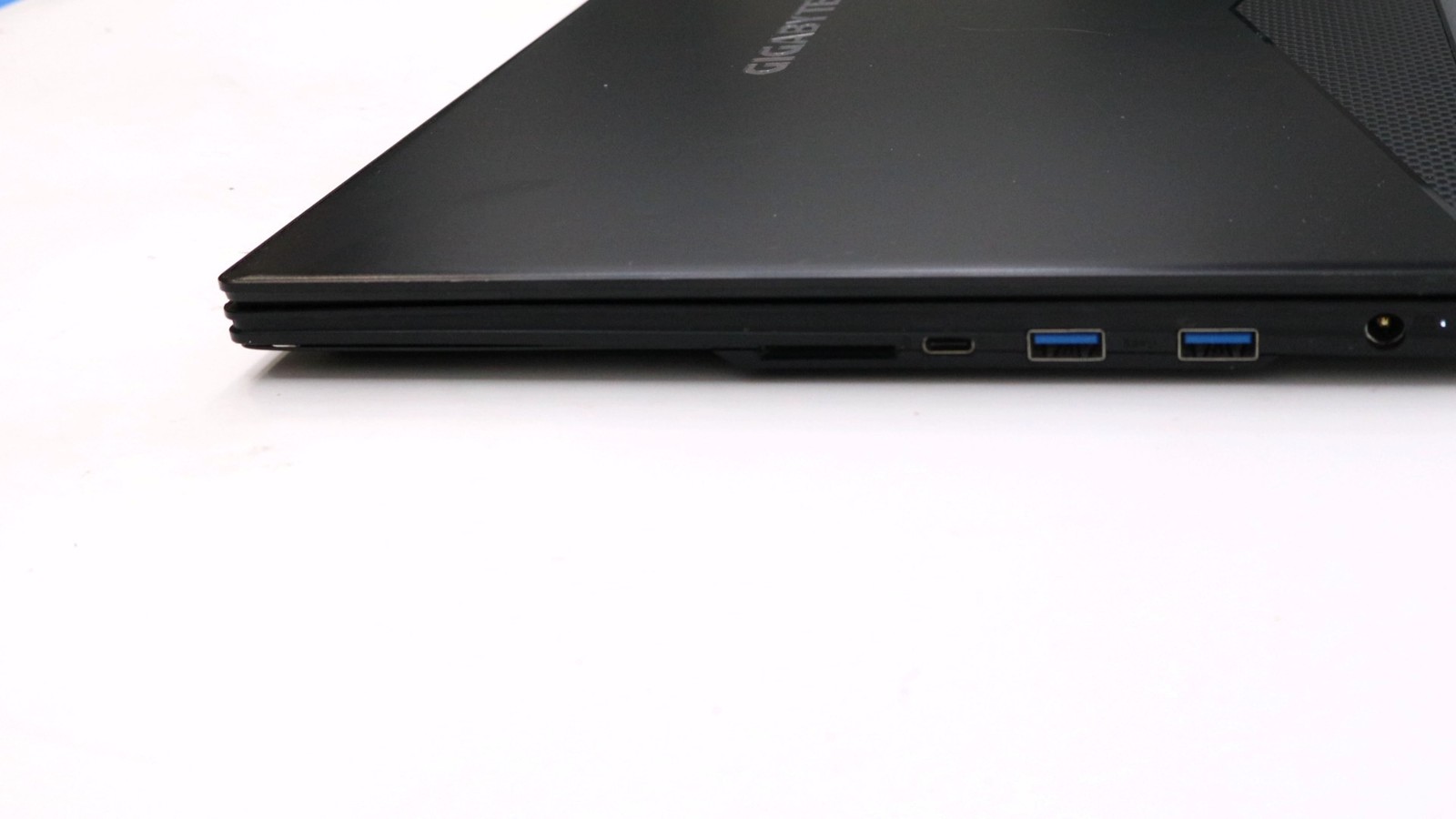 Gigabyte AERO 15 Classic-WA 15″ i7-9750h 16GB 512GB – Very Good