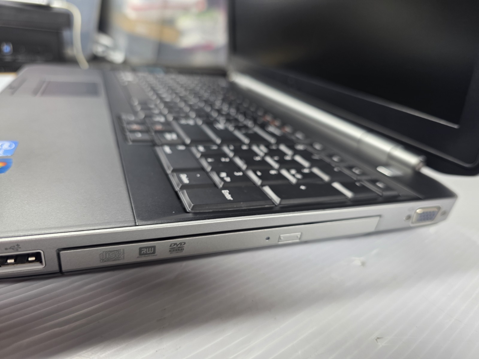 DELL LATITUDE E5520 -INTEL I5- 2410m 4GB Ram 250GB HDD READ