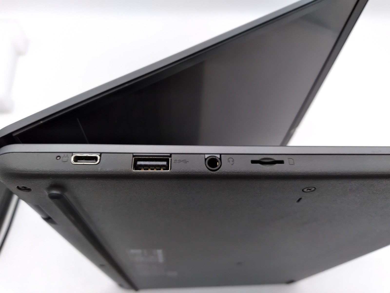 Lenovo 14e Chromebook Gen 2 14″ Touchscreen AMD 3015Ce, 4GB RAM, 32Gb EMMC