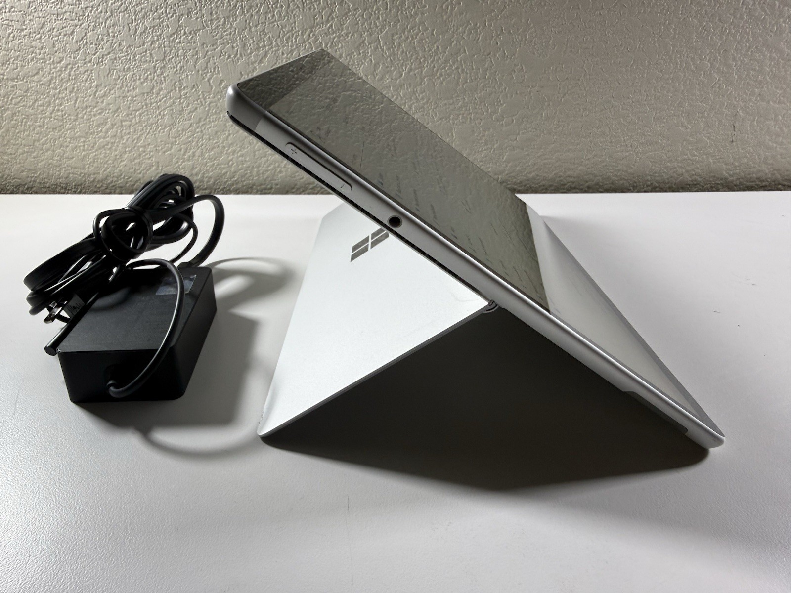 Microsoft Surface Pro 8 (1982) i5-1145G7 – 16GB RAM – 256GB 120Hz – Win 11 Pro