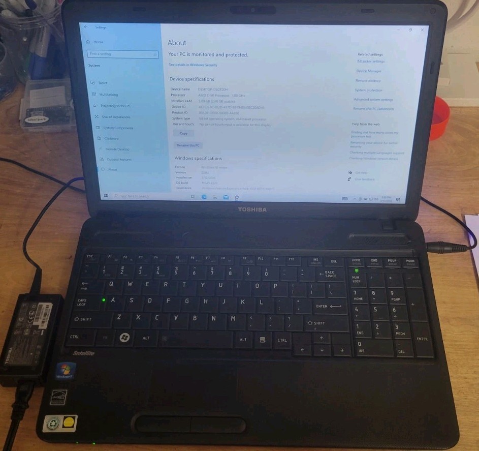 Toshiba Satellite C655D-S5200 laptop 15.6 Screen AMD 3GB RAM 300GB