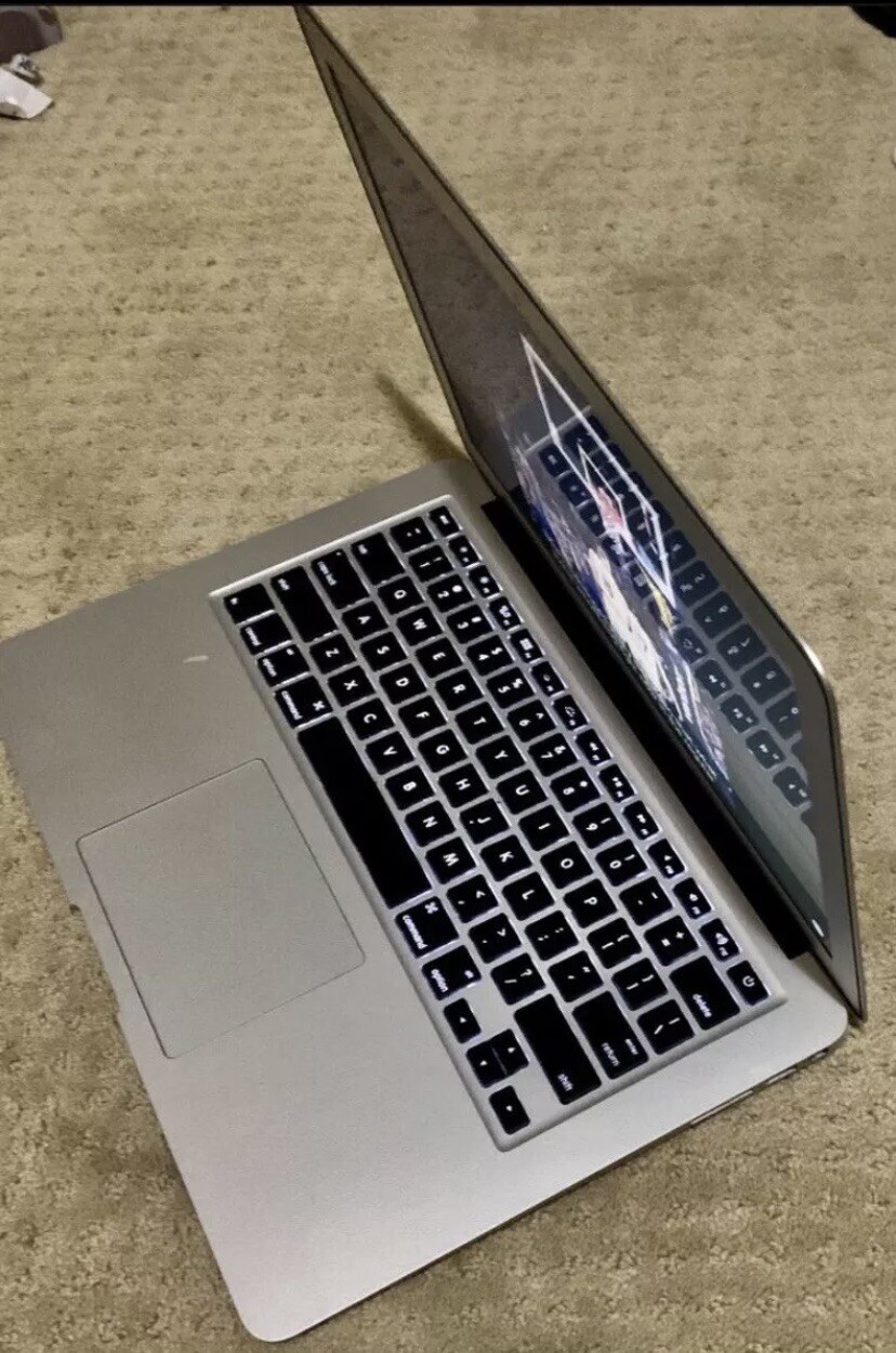 Apple MacBook Pro 13” – macOS 15.7.2 Sequoia – Low Battery Charge Cycles – MINT