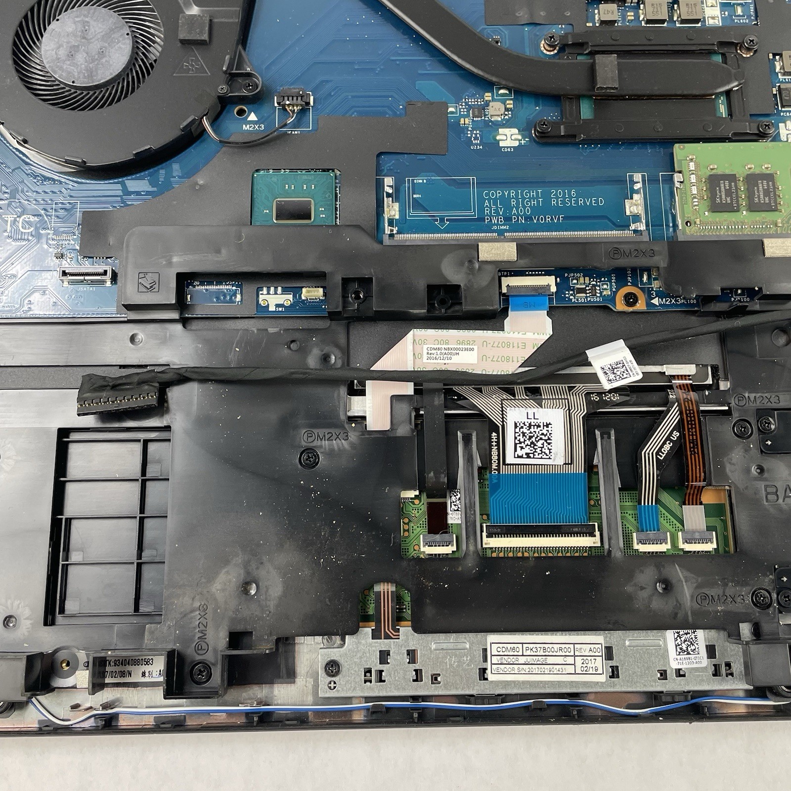 Dell Latitude 5580 15.6″ i5-7440HQ 2.8GHz 8GB RAM No SSD/OS/AC – Bad Hinge Cover