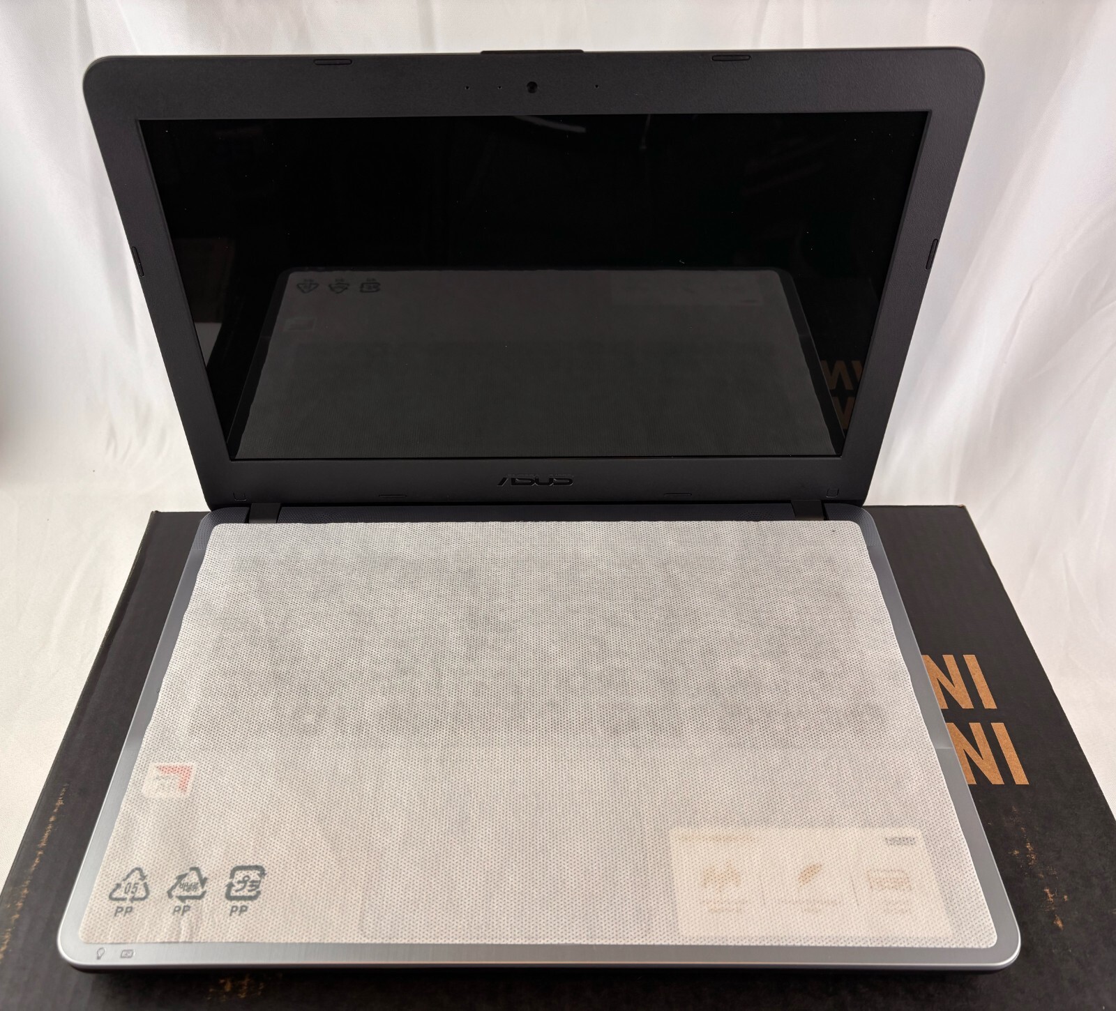 ASUS X441BA 14″ (500GB HDD, AMD A6-9225, 2.6GHz, 4GB RAM) Laptop – Silver Gradie