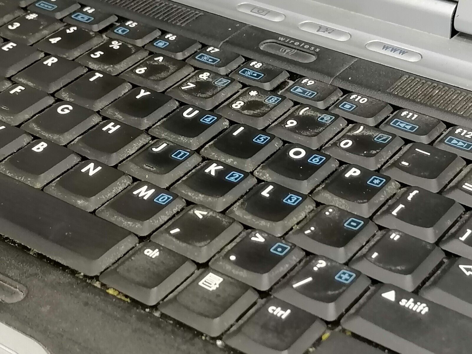 FOR PARTS 15.4″ HP Pavilion zv5000 (Intel Pentium 4/2.40 GHz/NO RAM/NO HDD)