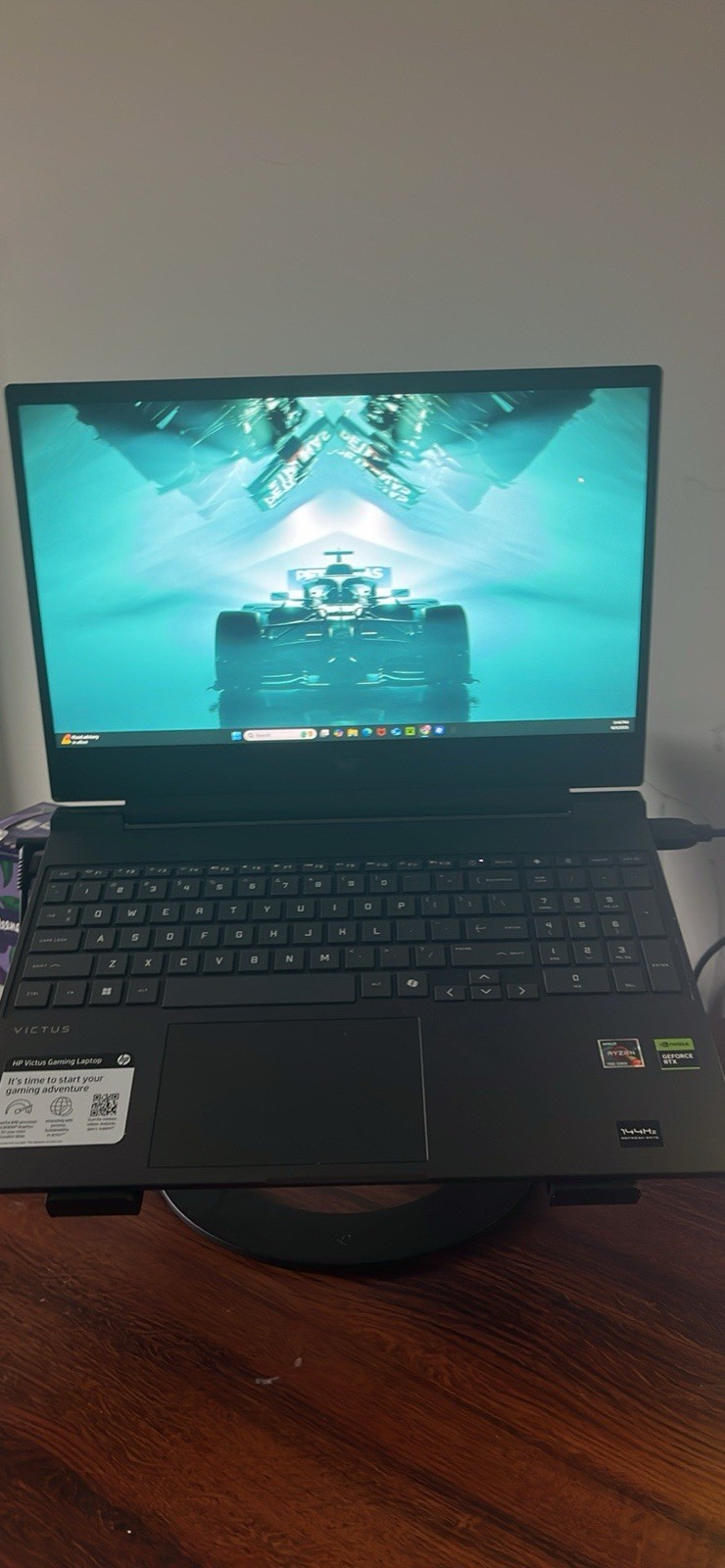 HP Victus 15.6″, 16GB RAM, 512GB,144Hz Full HD, NVIDIA RTX4050 Mica Silver 2024