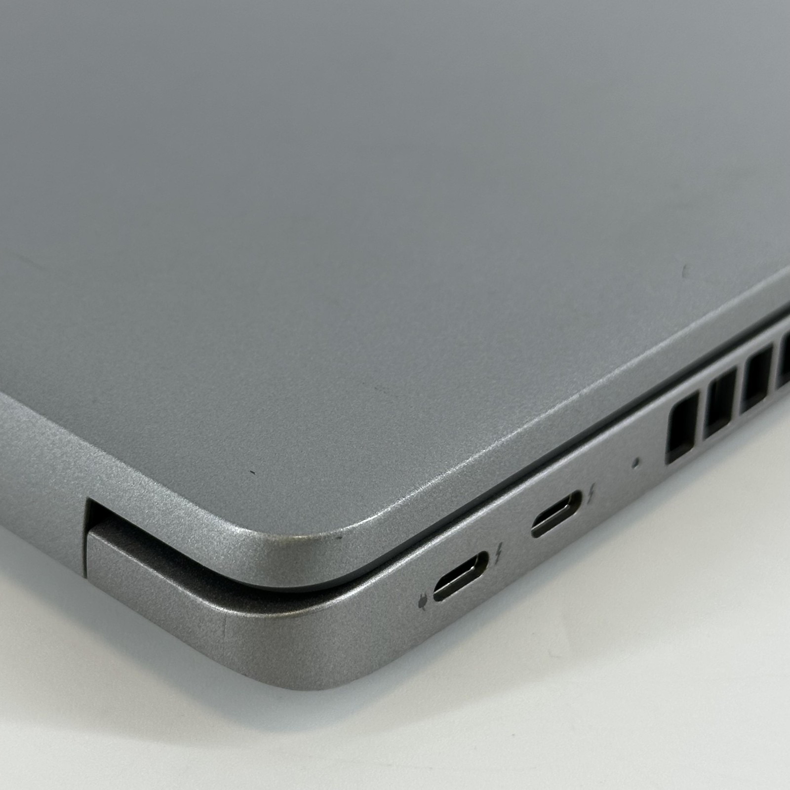 Dell Latitude 5540 15.6 2023 Silver FHD 1.9GHz i7-1370P 16GB 512GB SSD Very Good