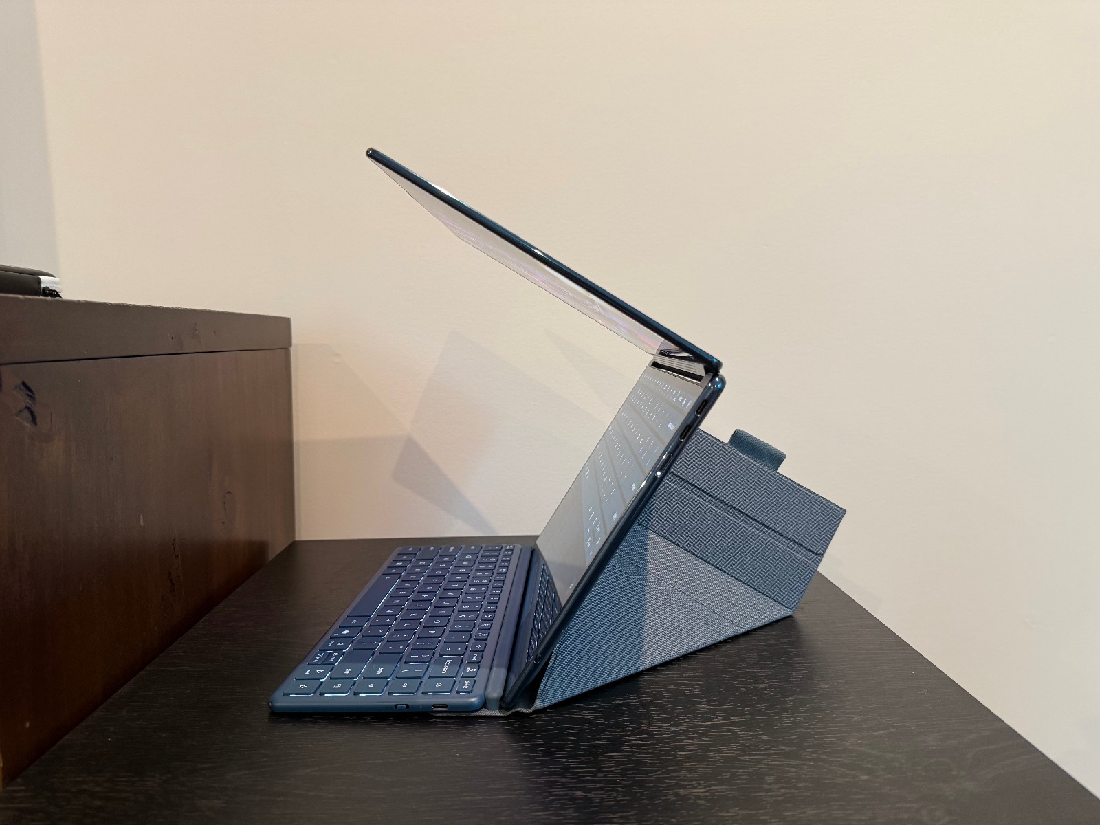 Lenovo Yoga Book 9i 14″ DUAL OLED 3K 16GB RAM Ultra 7 255H 1TB SSD Laptop D