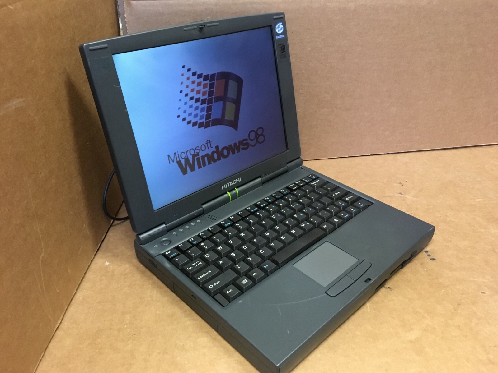 Hitachi Notebook Pentium I E133DN/1000 Dos windows 98 Laptop 16MB RAM 1GB HDD