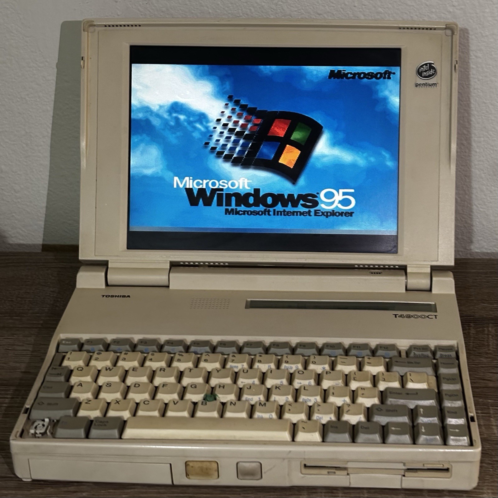 Toshiba T4900CT Pentium Laptop Windows 95 Tested + AC Adapter