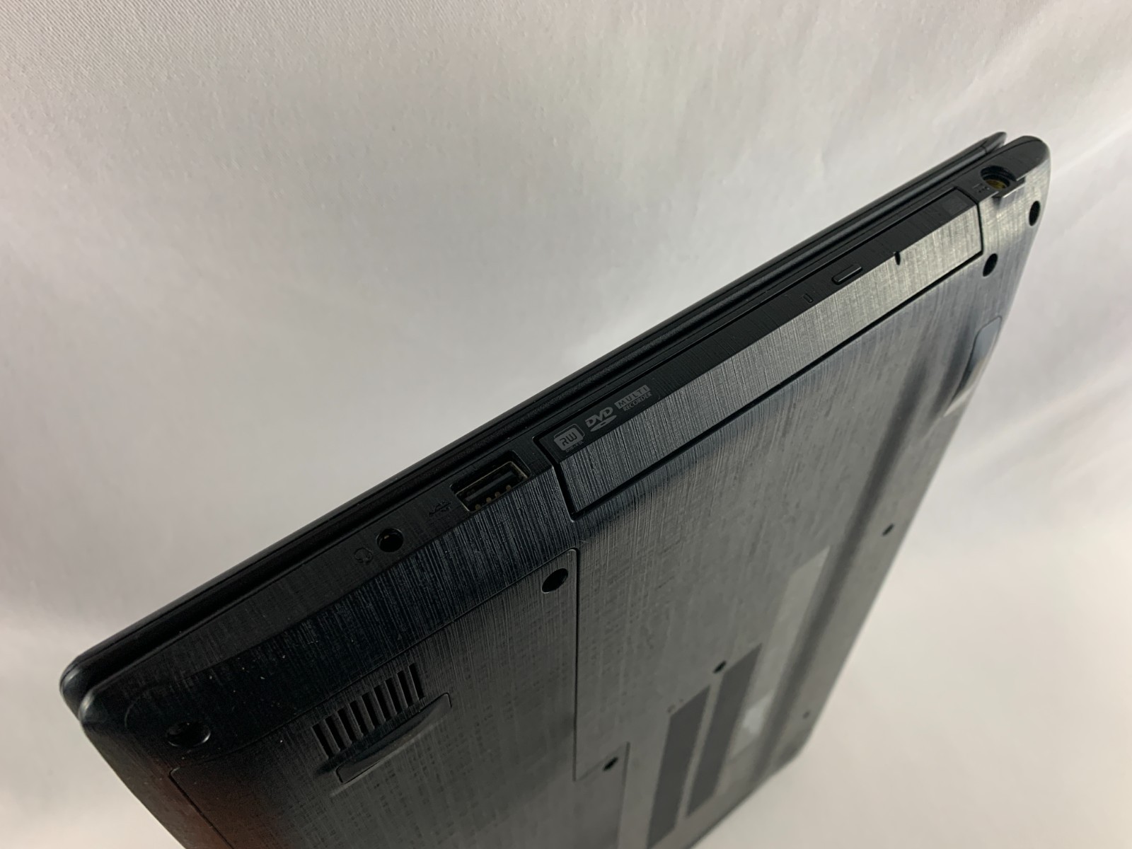 Acer Aspire E5-575 Laptop Intel Core i5-7200U 2.5GHz, 8GB RAM, 256GB SSD, W10H