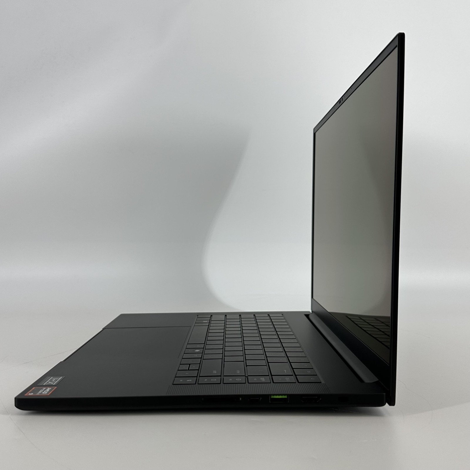 Razer Blade 16 QHD+ 2025 2.0GHz Ryzen AI 9 365 32GB 1TB SSD RTX 5070 Excellent