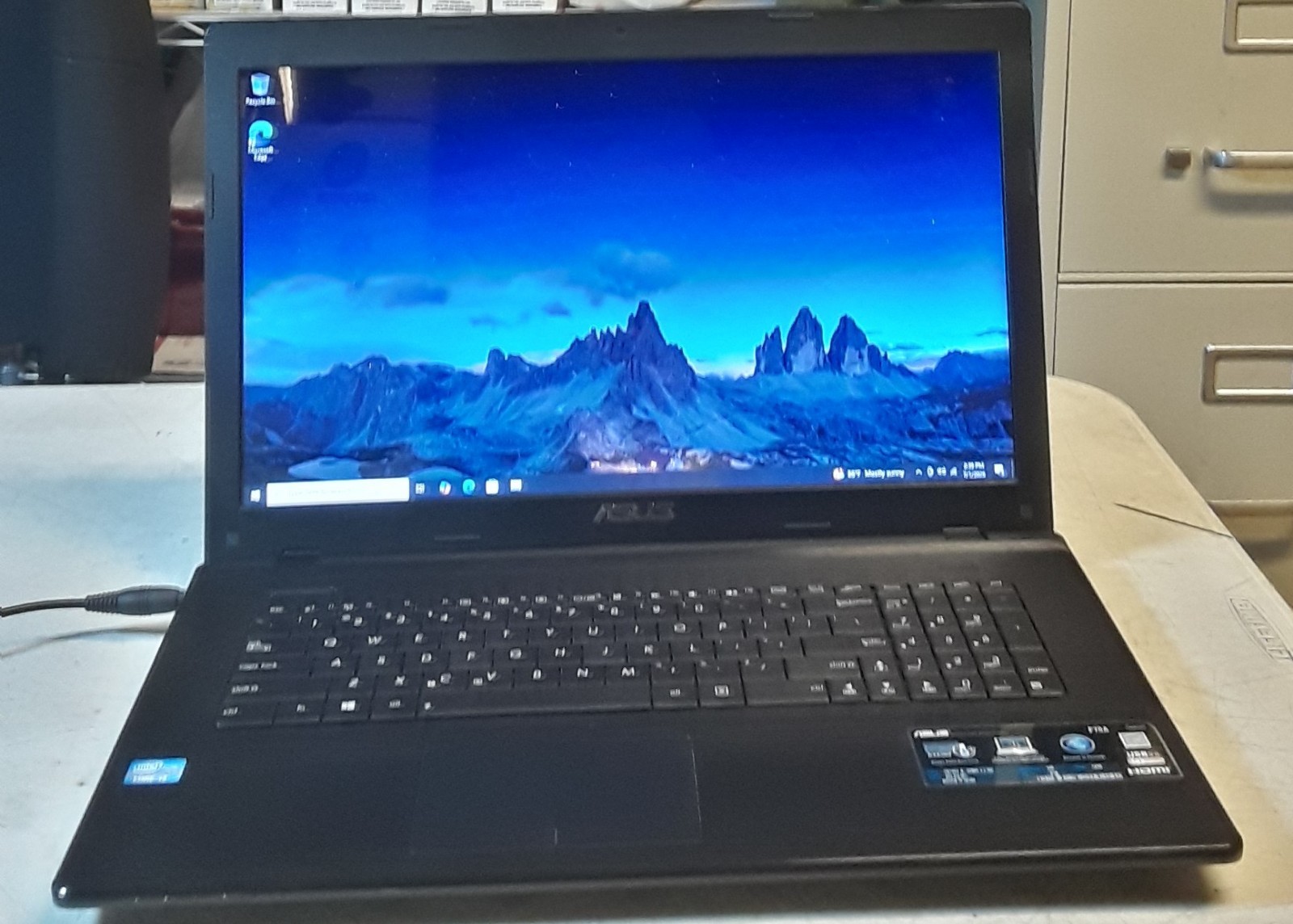 Windows 10 MINT ASUS F75A 17.3″ Intel Core i3 2.30GHz 8GB RAM 500GB and Charger