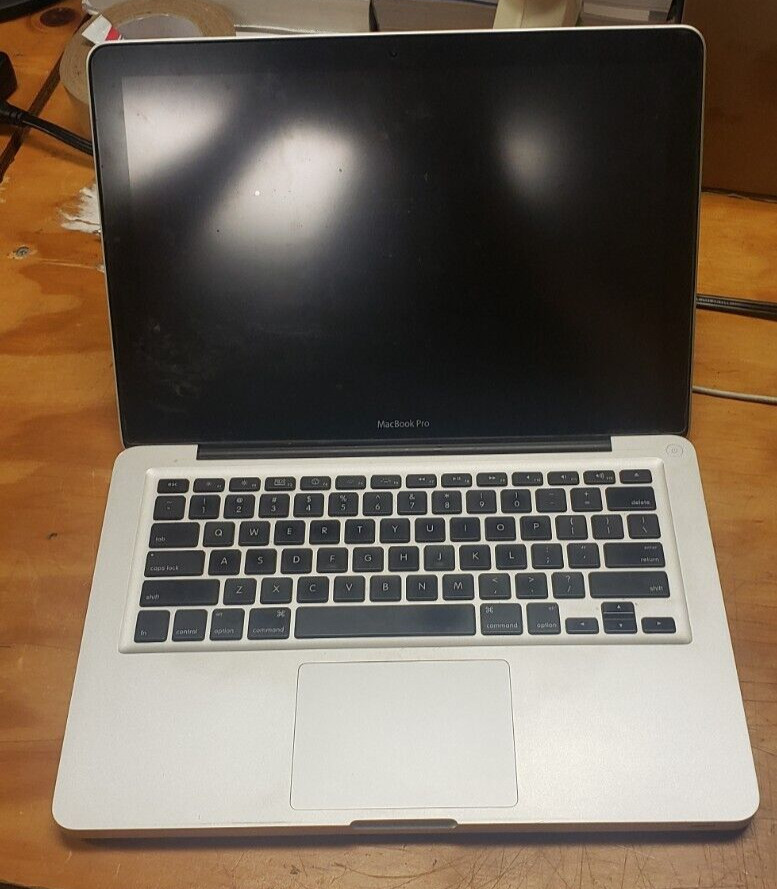 Apple – 2010 MacBook Pro Silver/White – 2.4GHz intel core 2 duo w/ 4Gb Ram-TBL-1