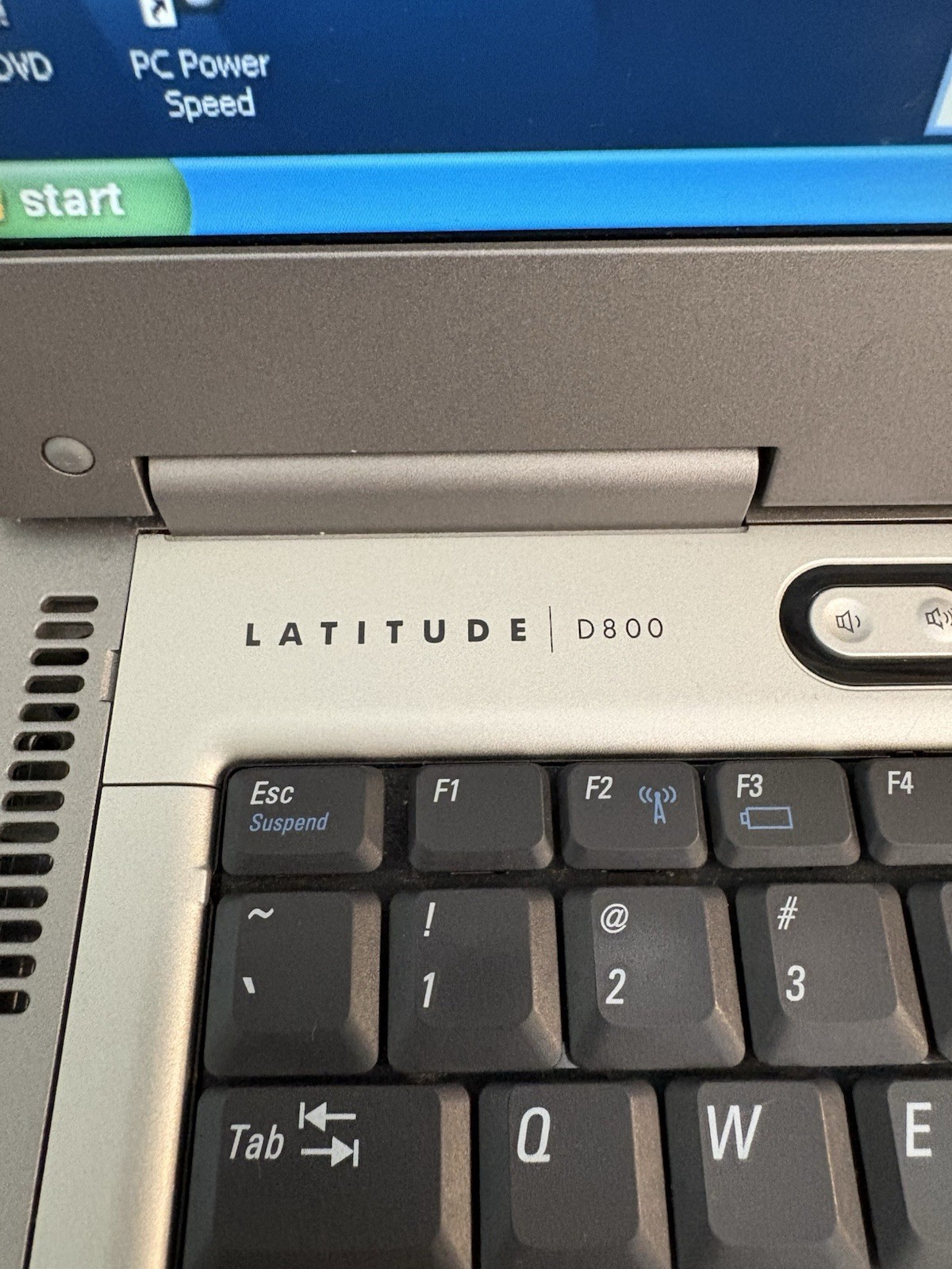 Dell Latitude D800 Laptop Windows XPPro Pentium M 1.7GHz 1GB RAM 120GB HDDTested