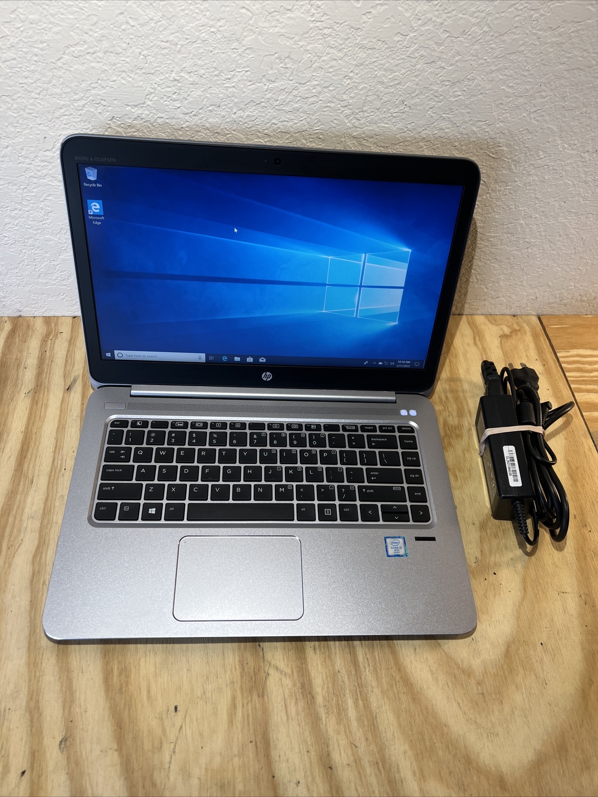 HP EliteBook Folio 1040 G3 14″ Core i5-6300u 256GB SSD 8GB RAM Win 10 .Office19