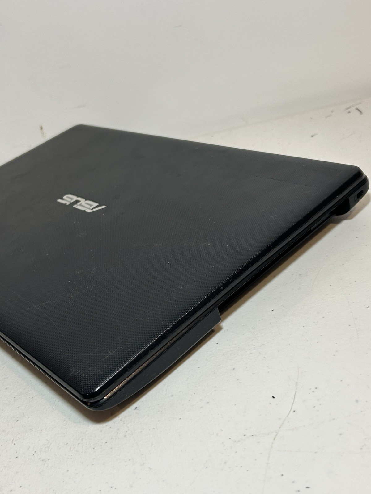 ASUS D550M Laptop Responsive Keyboard Missing DVD Drive No Charger Untested