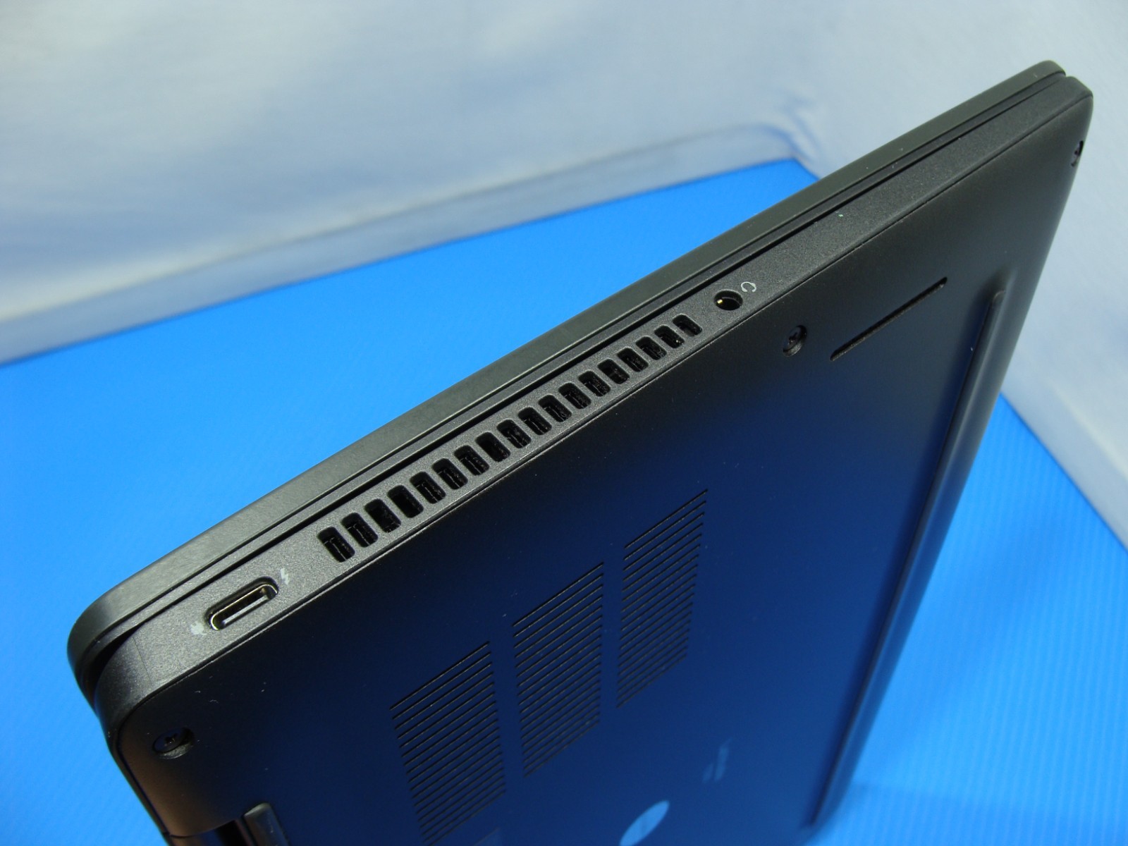 Dell Latitude 7330 13.3″FHD corei5-1245U 1.6GHz 16GB 256GB W11P ExcellentBat +PA