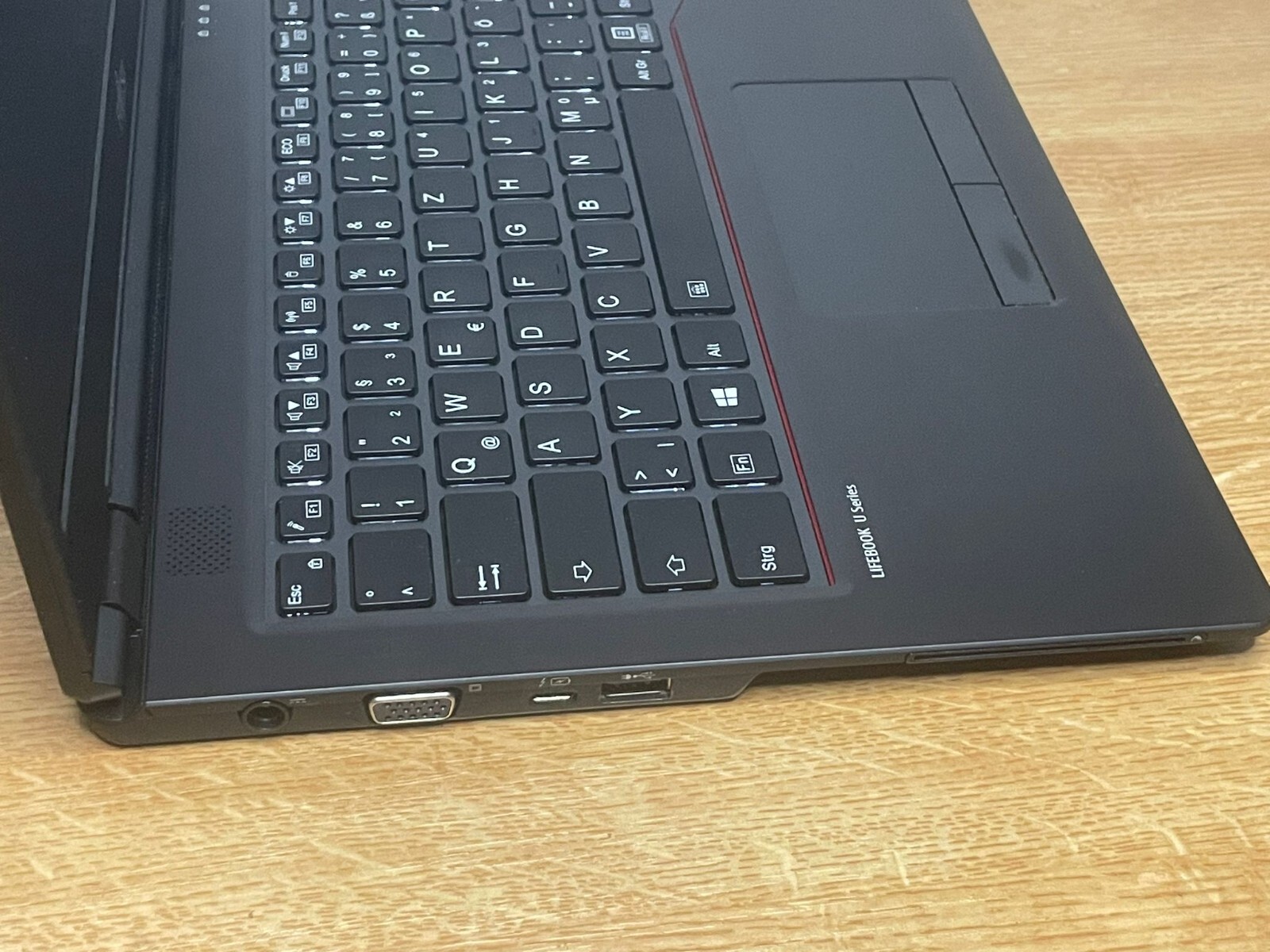 Fujitsu Lifebook U749 8365U 4×4.1GHz 16GB-RAM 256GB-SSD DE-BACKLIT LTE WIN-11