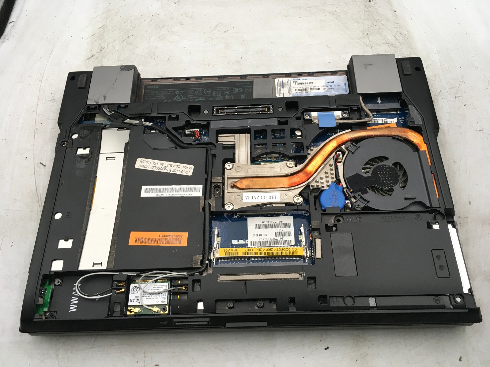 DELL LATITUDE E6410 – BOOTS TO BIOS/BAD LCD – INTEL I5 M560 – NO RAM – 14″ – BB