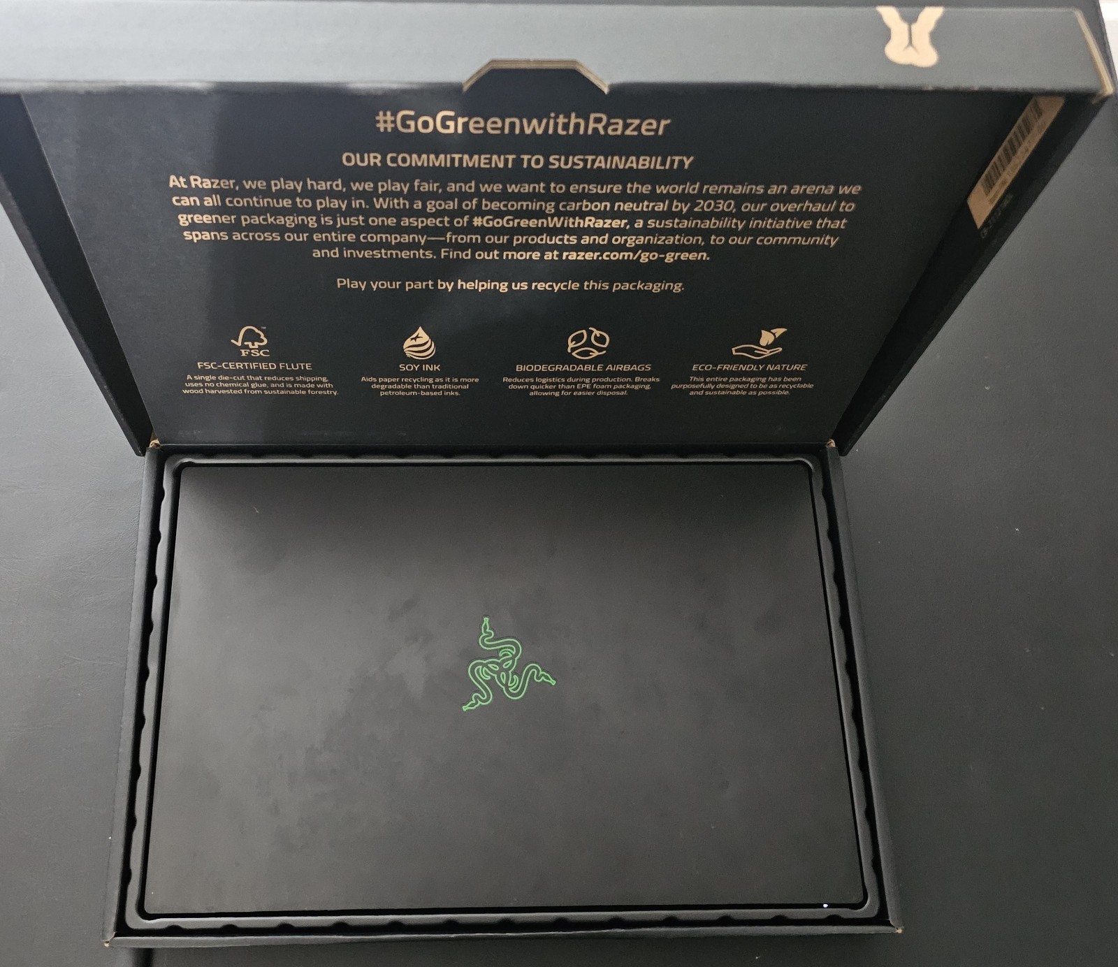 Razer Blade 15.6″ UHD (1TB SSD, Intel Core i7 12th Gen. With Laptop Stand Chroma