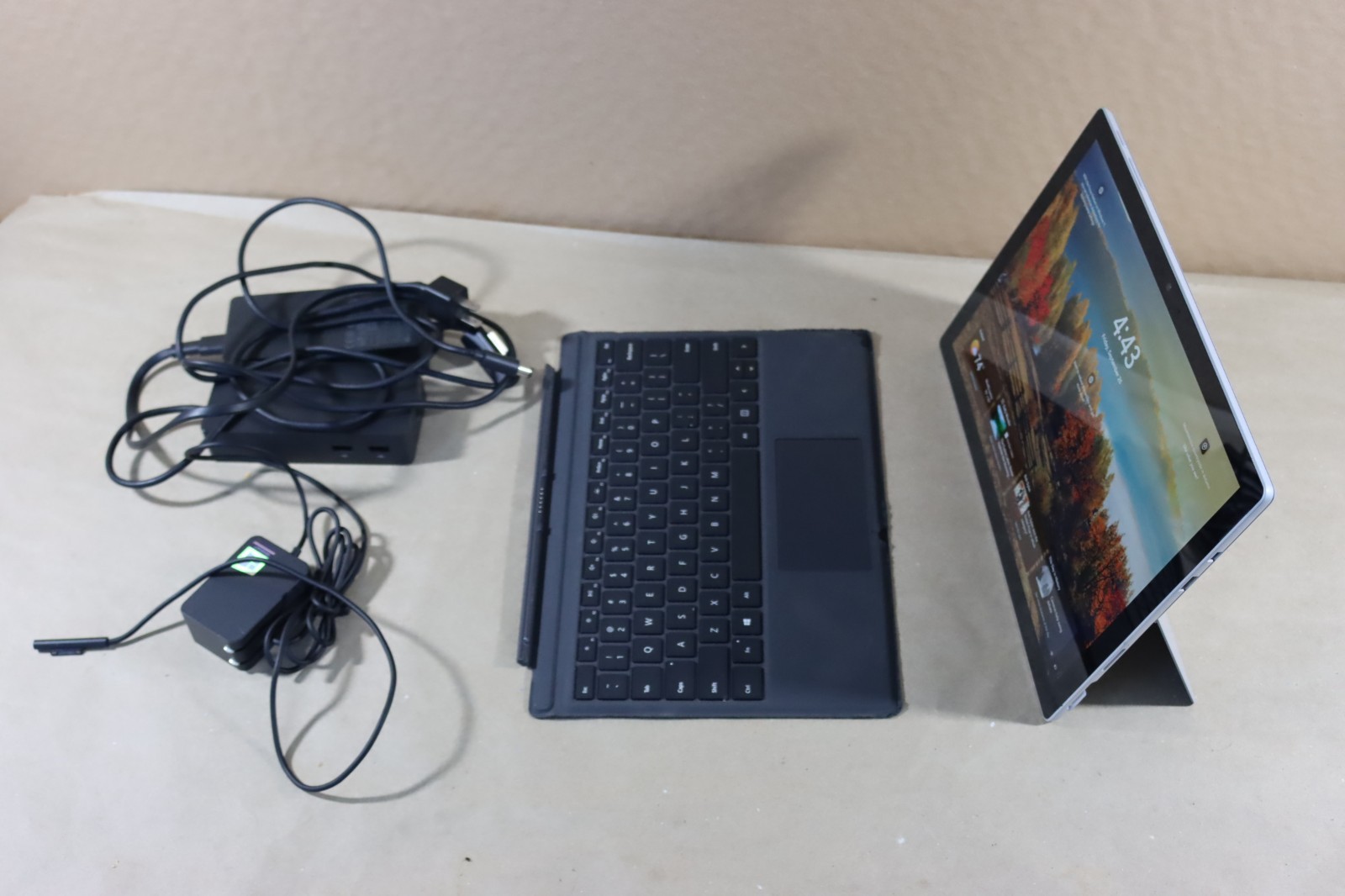 Microsoft Surface Pro 5 i5-7300U 8GB RAM 256GB Wi-Fi + LTE