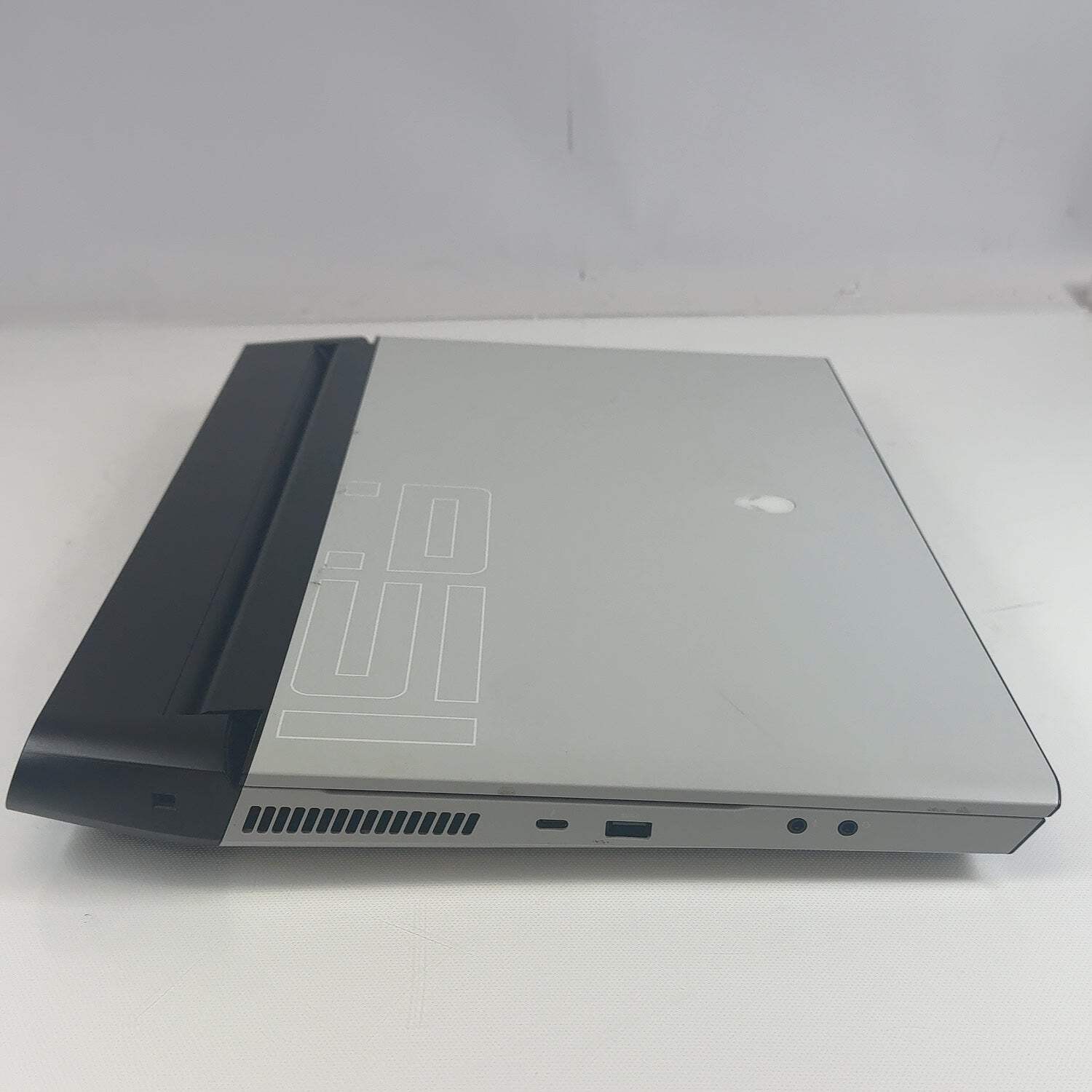 Alienware Area-51m R2 17.3″ i7-10700k 3.8GHz 16GB RAM 1TB SSD GeForce RTX 2070 S