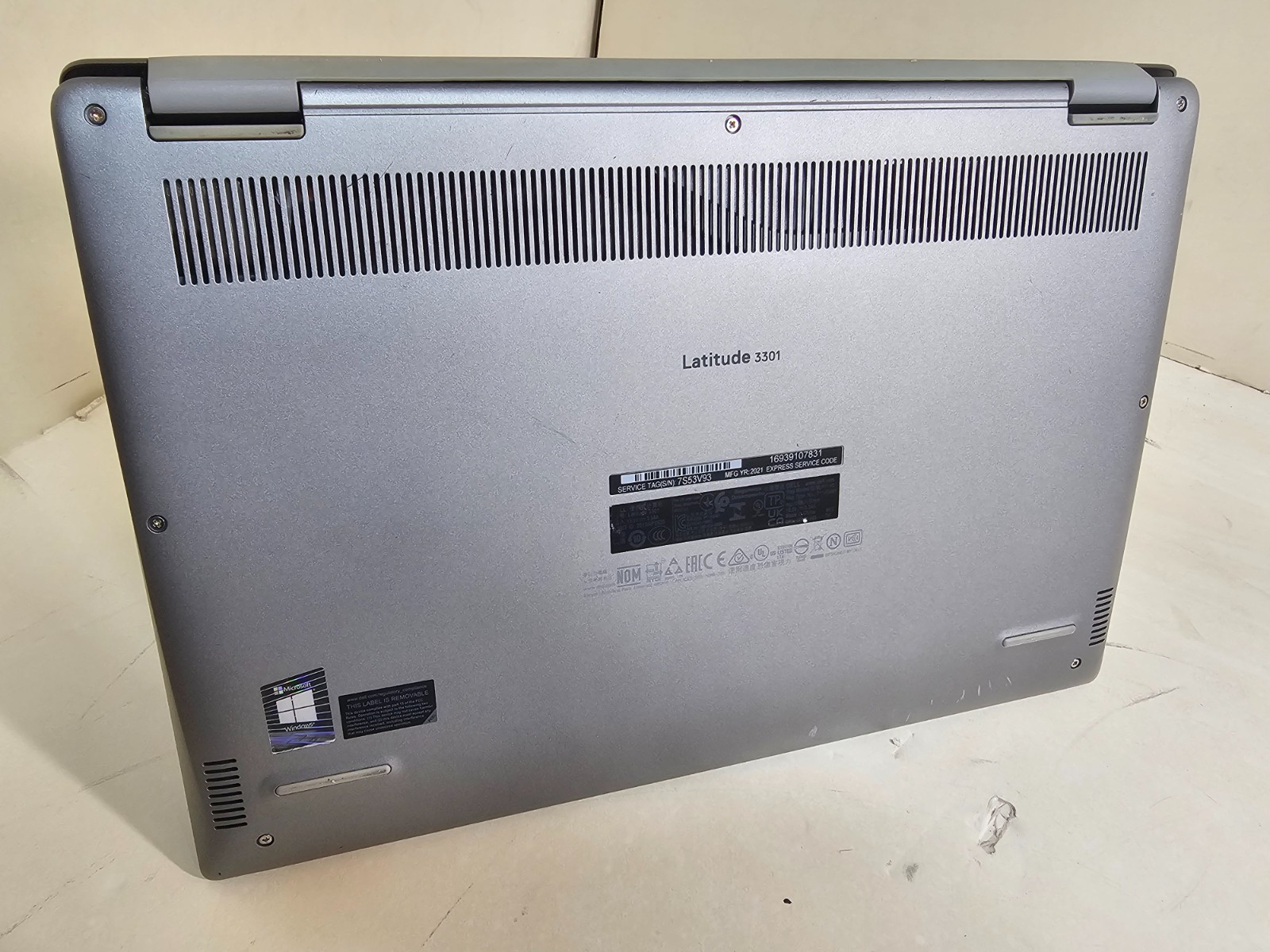 Dell Latitude 3301 Laptop – 1.8 GHz i7-8565U 8GB 256GB SSD Wi-Fi Webcam 13.3″ 2