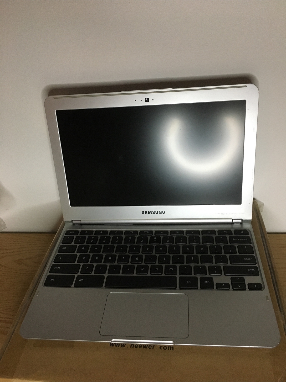 Samsung Chrome Book XE303C12-A01US For Parts Only Doesn’t Power On No Charger