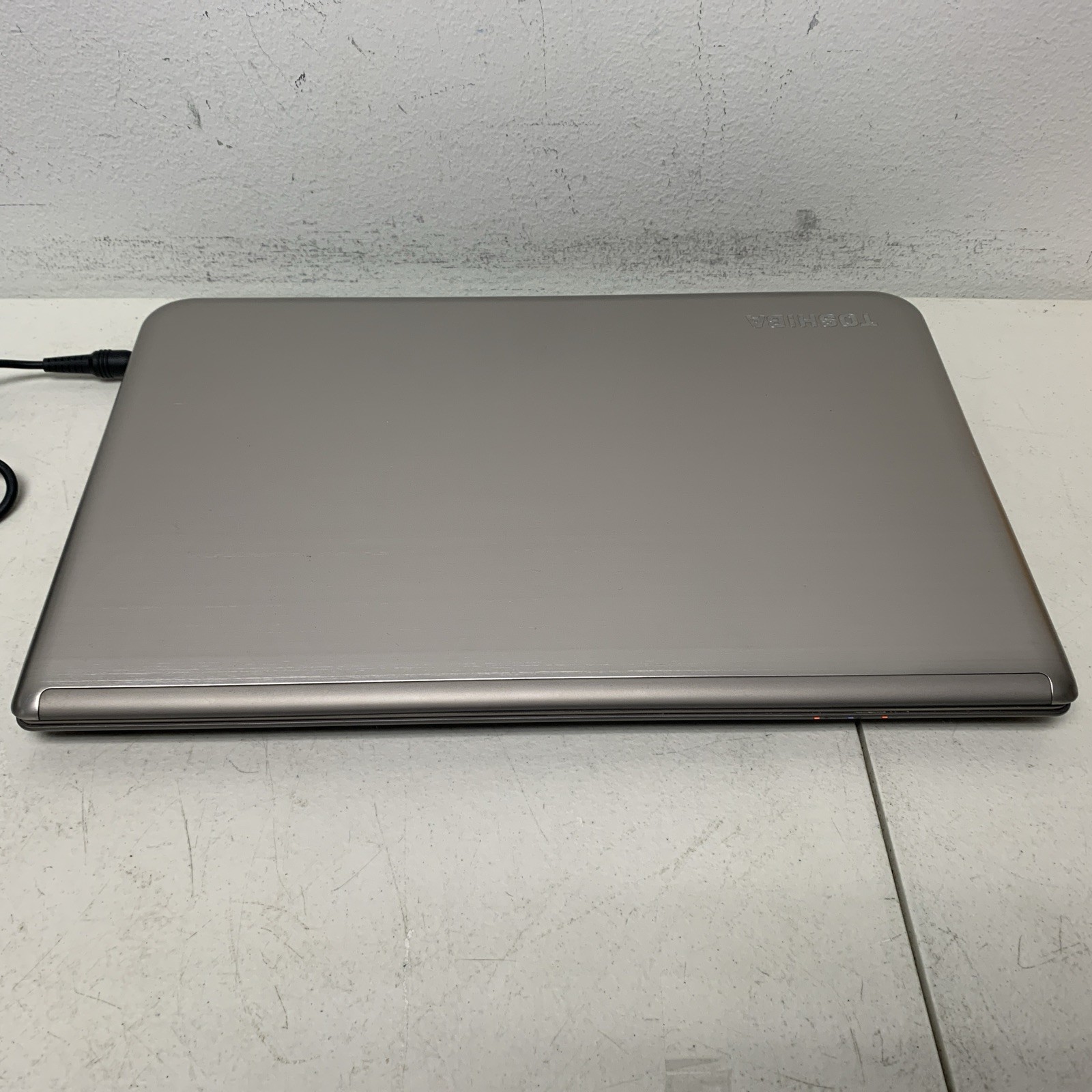 TOSHIBA SATELLITE P55T -A Touch I5 – 4200u 2GB RAM 120gb SSD wind 10 H Need Bate