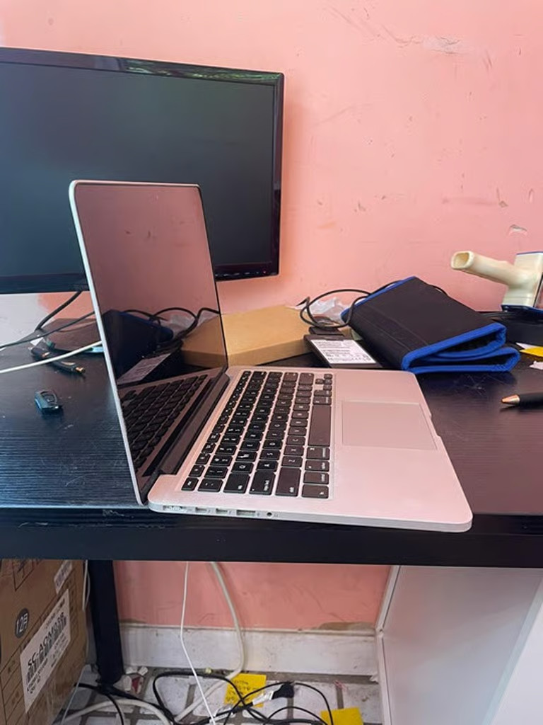 Apple MacBook Pro A1502 | Intel Core i5 | 4GB RAM | Cracked Screen | Boots to OS