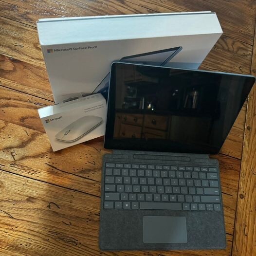 Microsoft Surface Pro 9 13″ (256GB SSD, Intel Core i5 12th Gen., 4.40 GHz, 8GB,