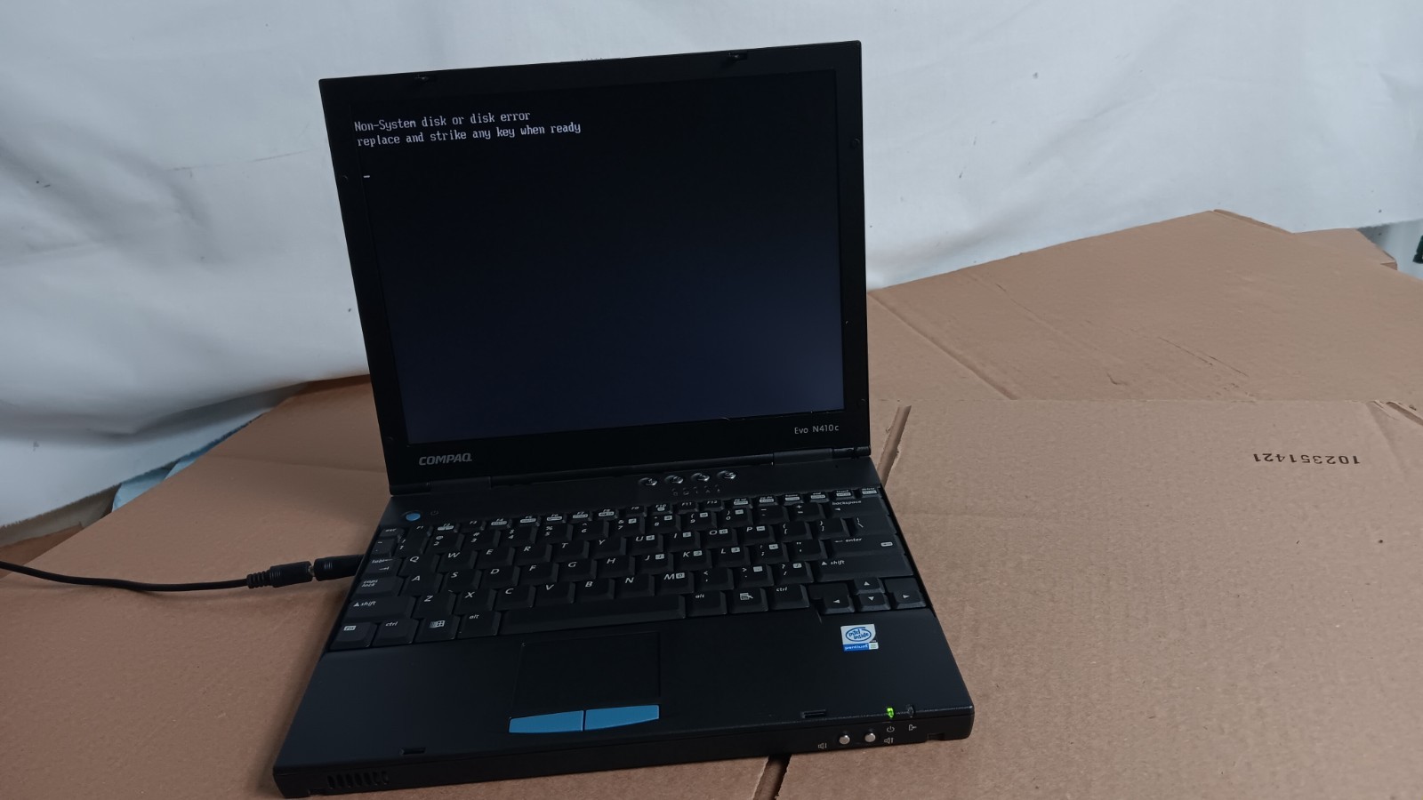 Vintage Compaq Evo N410c Retro Laptop Pentium III-M @ 1 GHz 12″ LCD Screen + AC