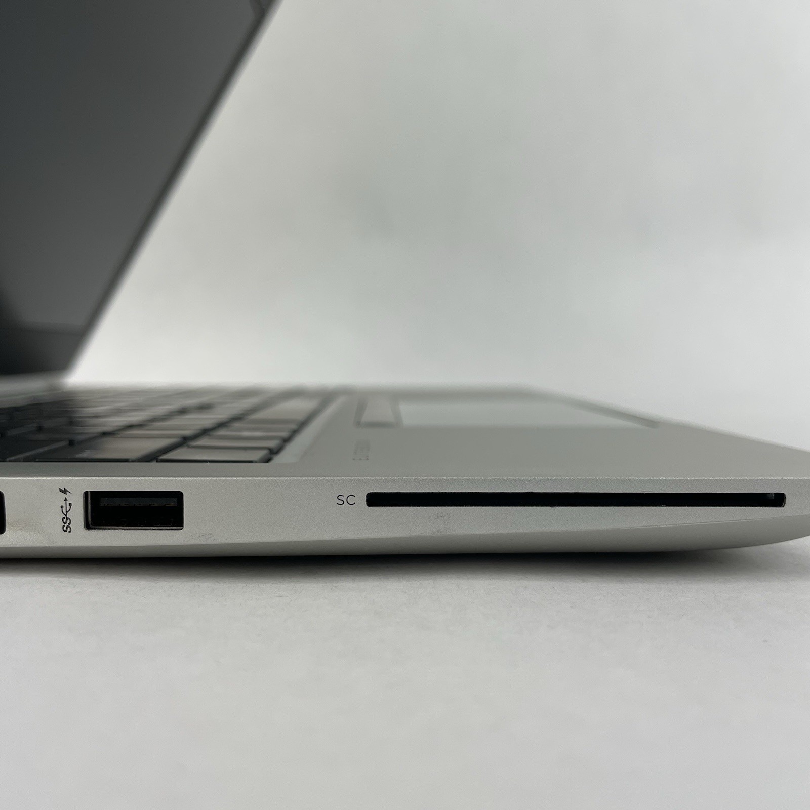 HP mt45 14″ Ryzen 3 Pro 3300U 2.10 GHz 8 GB RAM No SSD/OS/AC – Tilted Key
