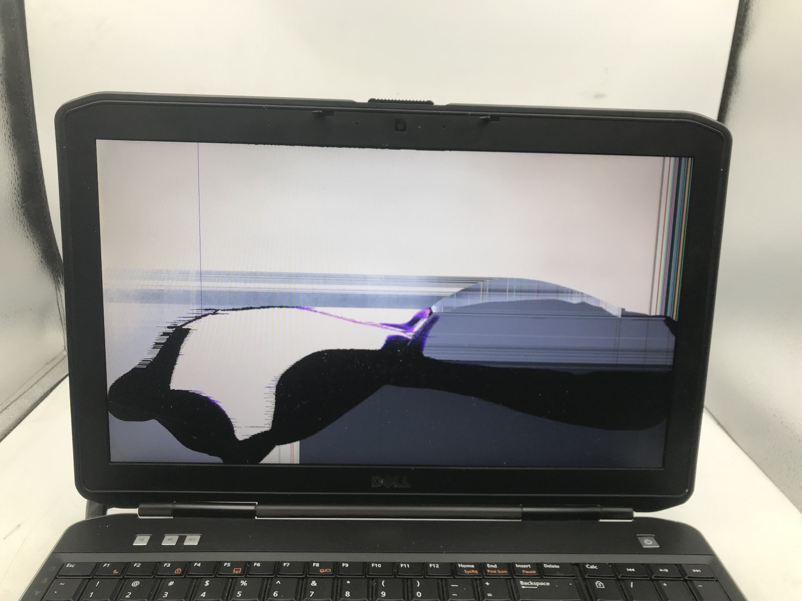 DELL LATITUDE E5530 – FOR PARTS/BAD LCD – INTEL I5 3RD GEN- NO RAM -READ DESC-BB