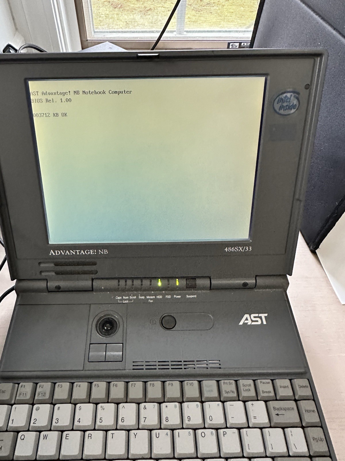AST Advantage! NB 486SX/33 33MHz Mono LCD Screen Powers On Supply Parts Repair