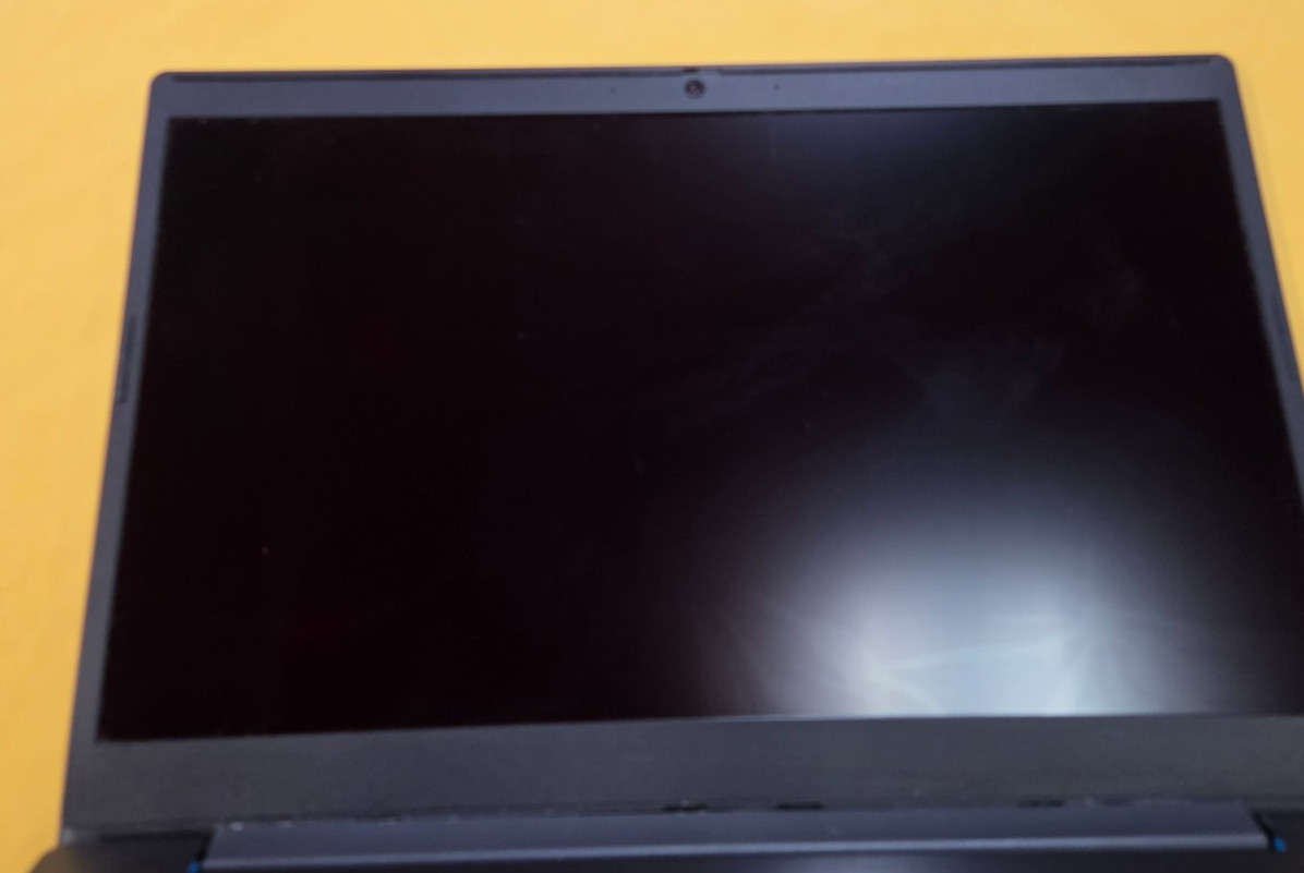 Lenovo IdeaPad 3 15.6″ BROKEN SCREEN FOR SALE WITH CHARGER NO SSD 8GB RAM