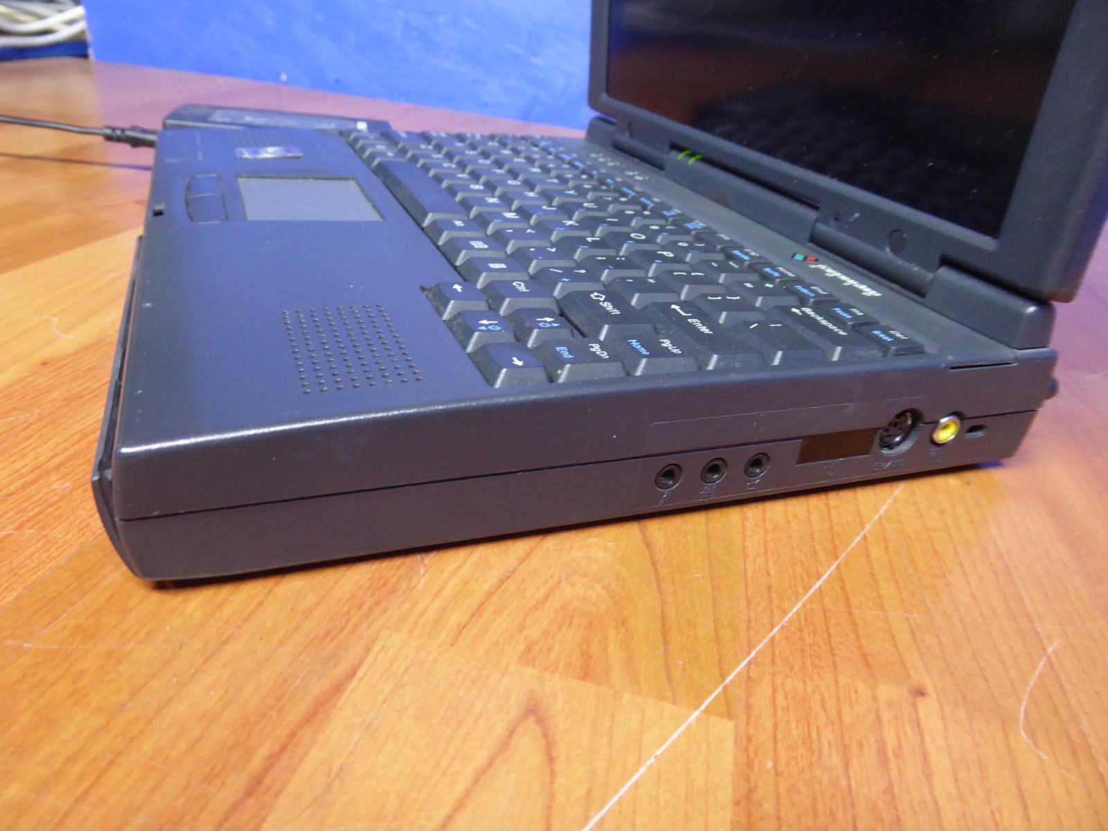 GATEWAY 2000 SOLO 2200 LAPTOP 12″ VINTAGE w/ P/A SOLD AS-IS TO POWER ON