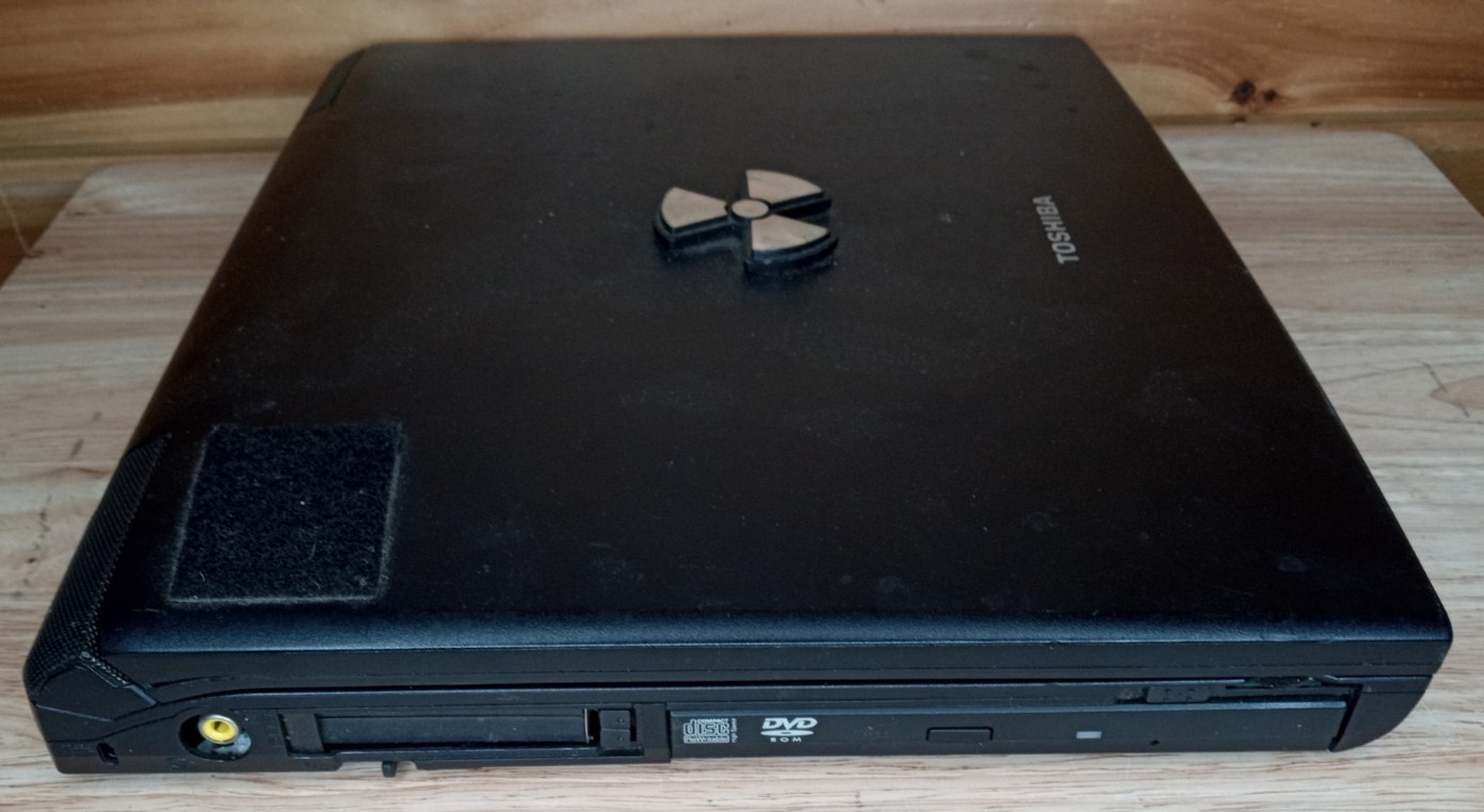 Vintage Toshiba Tecra TE2100 Laptop Parts/Repair Pentium 4 Win XP Nvidia