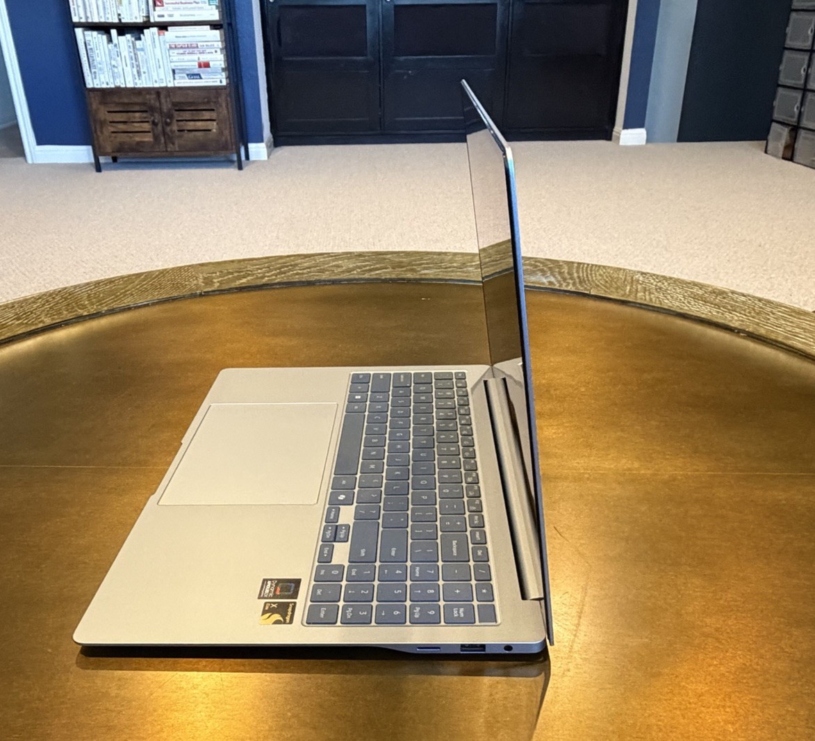Samsung Galaxy Book4 Edge 16” Screen Copilot+ PC w/ 16 GB RAM + 512 GB SSD