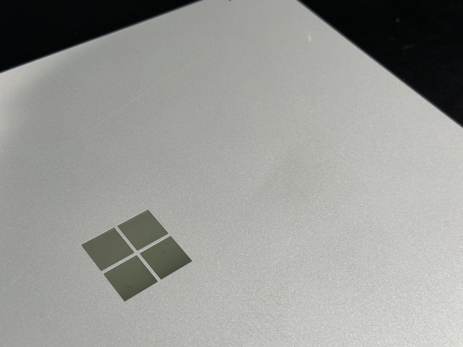 Microsoft Surface Book 2 – 13.5″ – i5-7300U – 8GB RAM – 256GB SSD READ