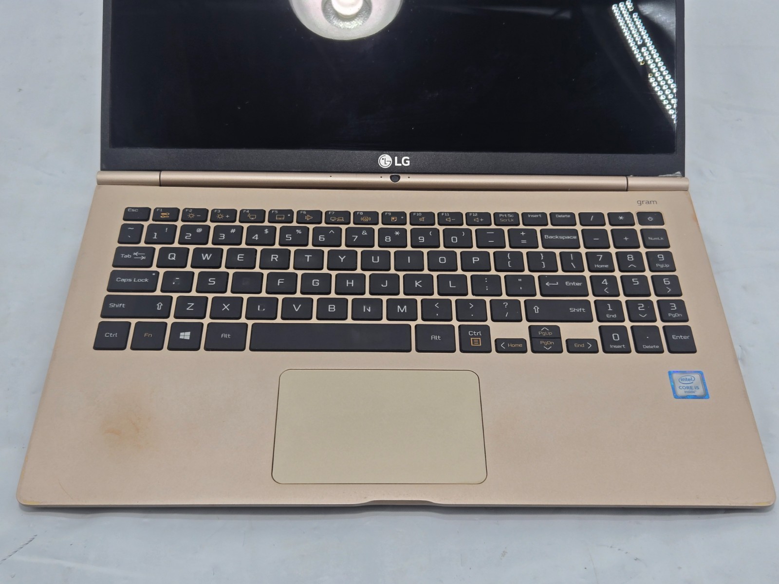 LG Gram 15Z960 Laptop 15.6″ FHD i5-6200U, 2.3GHz – 8GB – 256GB SSD – WIN 11