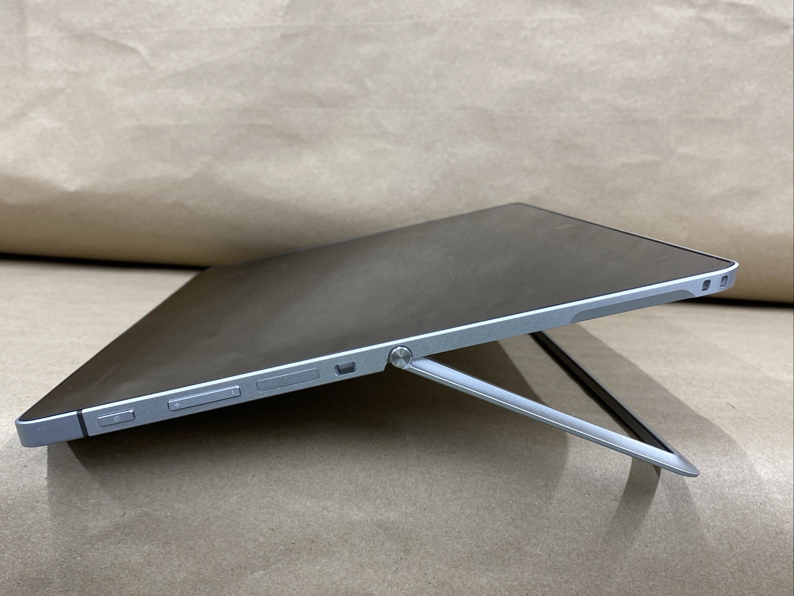 HP x2 1012 G1 – 12″ FHD – m7-6Y75 – 8GB – 256GB SSD – Win 10 Pro – Bad Battery